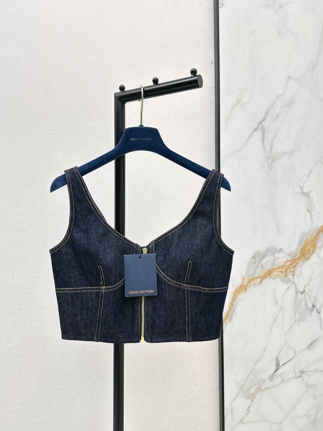 NO:708434,L Family 26Ss————The latest dark blue denim zipper vest for early spring. High-quality denim. Dark blue tone + metal zipper design. Retro and modern. Sleeveless and slim fit. The V-neck zipper is easy to put on and take off. It can also modify the neck line. The yellow stitching details are super layered. Pair it with high-waisted pants or skirts to easily create a casual and fashionable look!  Suitable for daily outings and parties. Comfortable and fashionable. A must-have for denim lovers. Available in one color, smlxl, louis vuitton, skirts,19860909L家 26Ss————早春最新款深蓝牛仔拉链背心 高品质牛仔布 深蓝色调+金属拉链设计 复古又现代 无袖修身剪裁 V领拉链方便穿脱 还能修饰颈部线条 黄色缝线细节超有层次感 搭配高腰裤或裙装 轻松打造休闲时尚look！日常出街聚会都很适合 舒适又时髦 牛仔控必入 一色现货发售smlxl,,louis vuitton,skirts,,Women's clothing