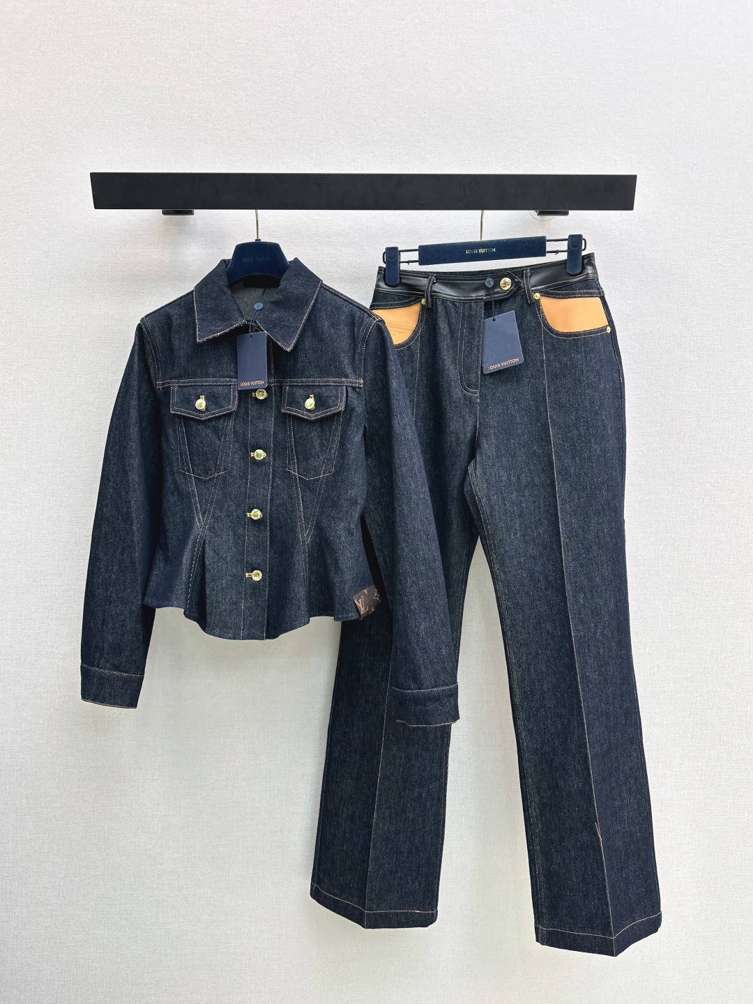 NO:708459,L’s 26Ss——Early spring’s latest lapel waisted denim jacket, dark washed denim + metal buttons, retro and fashionable!  The waist cut is super flattering. The short design matches with high-waisted pants/skirts. The proportions are straight forward. Classic lapels + symmetrical pockets. Practical and detailed. Just perfect for spring and autumn. It can be easily worn in daily casual or light luxury styles. It is a must-have and versatile item in the wardrobe!  One color ready for sale smlxl,,louis vuitton,skirts,jackets & coats,19860909L家 26Ss————早春最新款翻领收腰牛仔外套 深色水洗牛仔布+金属纽扣 复古又时髦！收腰剪裁超显身材 短款设计搭高腰裤/裙 比例直接拉满 经典翻领+对称口袋 实用又有细节感 春秋穿刚刚好~日常休闲or轻奢风都能轻松驾驭 衣橱必备百搭单品！一色现货发售smlxl,,louis vuitton,skirts,jackets & coats,,Women's clothing