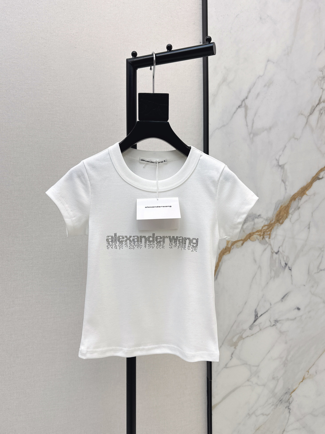 NO:708450,AW 26Ss————The latest slim-fitting short-sleeved T-shirt in early spring, simple round neck design and brand letter pattern on the front, highly recognizable! The cotton fabric is soft and comfortable, versatile and not picky. It can be easily managed in daily casual or street style. It is tailored to fit the body shape and has a perfect sense of fashion. It is a must-have item in the wardrobe of trend lovers. Three colors are available for sale now: sml, T-shirt, tees, t-shirt,19860909AW 26Ss————早春最新款修身小短款短袖T恤简约圆领设计 正面品牌字母图案 辨识度超高!棉质面料柔软舒适 百搭不挑人 日常休闲或街头风都能轻松驾驭 剪裁贴合身形时尚感满分 是潮流爱好者衣橱必备单品 三色现货发售sml,,T-shirt,tees，t-shirt,,Women's clothing