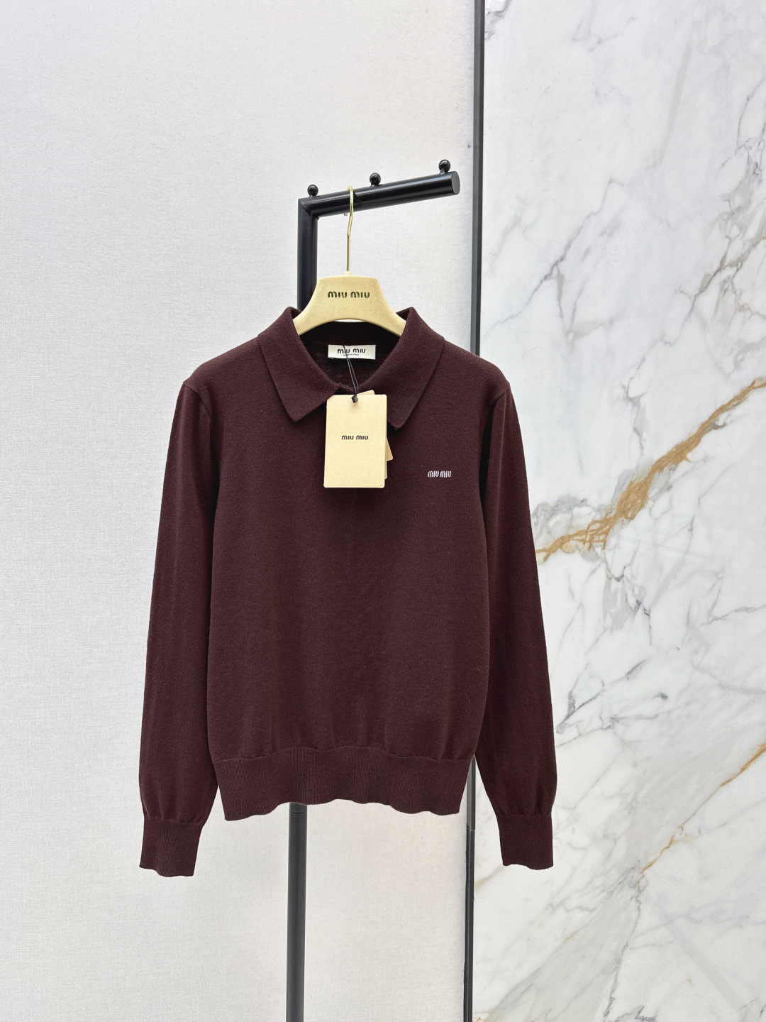 NO:708445,Miu 26Ss————The latest wool polo sweater in early spring, custom-woven and dyed wool yarn, attractive retro coffee color, simple and advanced design, contrasting miu letter embroidery, enhances the overall style, looks good when worn alone and layered, the upper body is retro, fashionable and high-end. One color ready for sale sml,,miumiu,sweaters,19860909Miu 26Ss————早春最新款羊毛polo调性毛衣定织定染的羊毛纱线 耐看的复古咖色 简约高级的设计 撞色miu字母刺绣 提升整体格调 单穿叠穿都好看 上身复古时髦高级 一色现货发售sml,,miumiu,sweaters,,Women's clothing