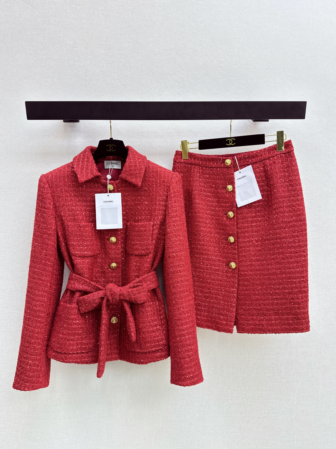 NO:708435,Exclusive model ~ C Family 26Ss————The latest lady-style tweed suit in early spring. An aura-like set. Four-pocket waisted woven jacket + high-waisted hip-covering skirt. A set that highlights the perfect figure. Made of plaid woven tweed sequin fabric with gold buttons. Very high-end. Not tacky at all. Can be worn separately. One color. Available in sml. Outside, chanel, skirts, jackets & coats,19860909独家款～ C家 26Ss————早春最新款名媛风气质粗呢套装 敲有气场的一套 四口袋收腰编织外套+高腰包臀半裙 凸显完美身材的一套 采用格纹编织粗呢亮片面料 搭配金色扣子 很高级 一点也不俗气 还可以分开搭配穿 一色分开发 现货发售sml 外,,chanel,skirts,jackets & coats,,Women's clothing