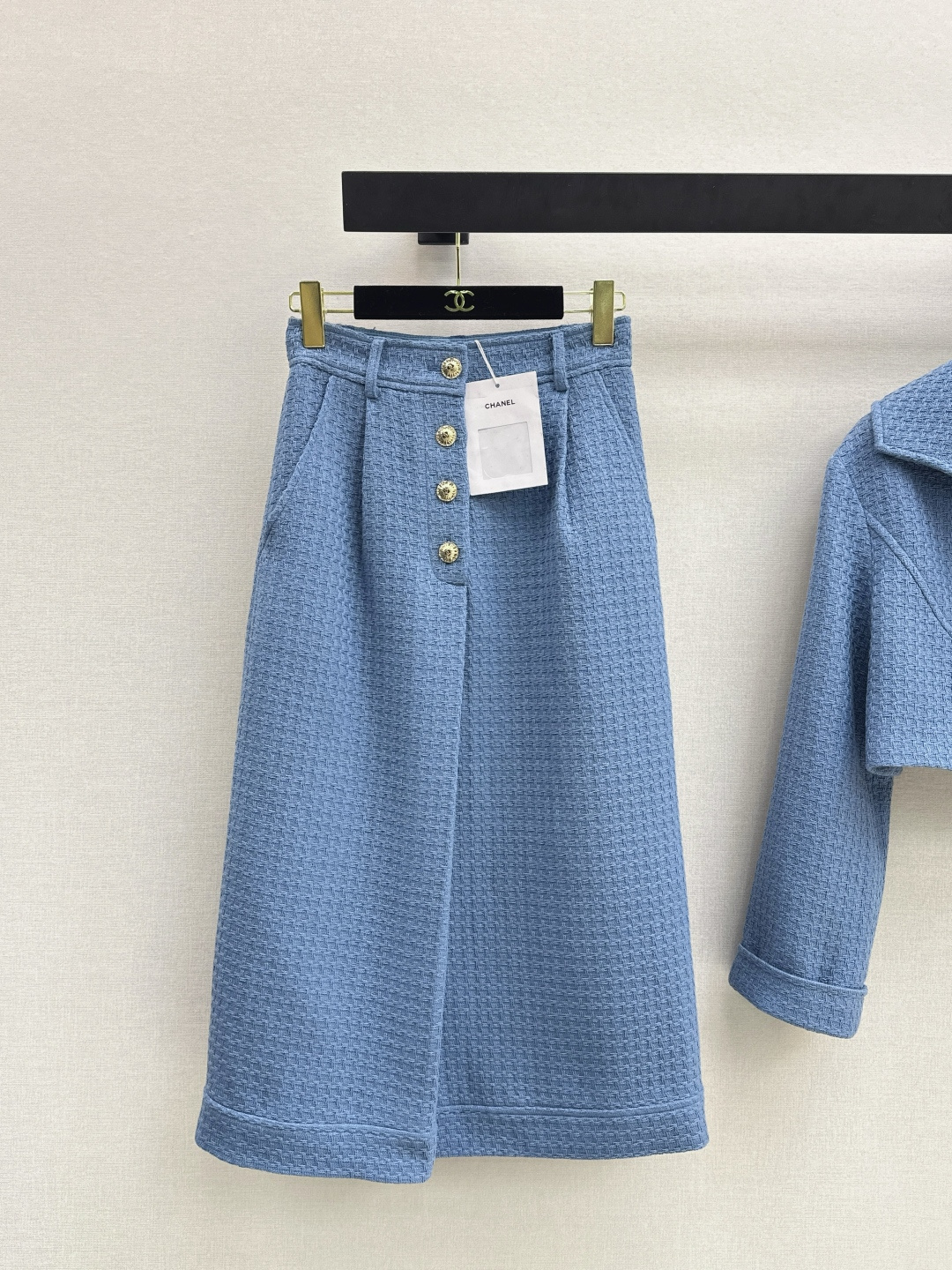 NO:708433,Gui Lunmei's same style as C's 26Ss - the same style as the wealthy daughter's suit from the latest catwalk show in early spring. Short large lapel spliced jacket + tweed cropped pants. Classic tweed plaid fabric. Tailored single-breasted version. The details make the whole design more three-dimensional. You can feel the stunning feeling of high-definition when you are straight and straight on the upper body. Decorated with exquisite custom-made buttons. Matching with the daughter of a famous lady and wealthy family. Full sense of high-end. Developed in one color.  Spot sale sml,,chanel,jackets & coats,19860909桂纶镁同款 C家 26Ss————早春最新走秀同款富家千金套装小短款大翻领拼接外套+粗花呢七分裤 经典粗花呢格纹面料 精裁单排扣版型 细节令整款设计更具有立体感 周正挺括 上身就能感受到高定的惊艳感 装饰开模精致的定制扣子 搭配名媛富家千金 高级感十足 一色分开发 现货发售sml,,chanel,jackets & coats,,Women's clothing