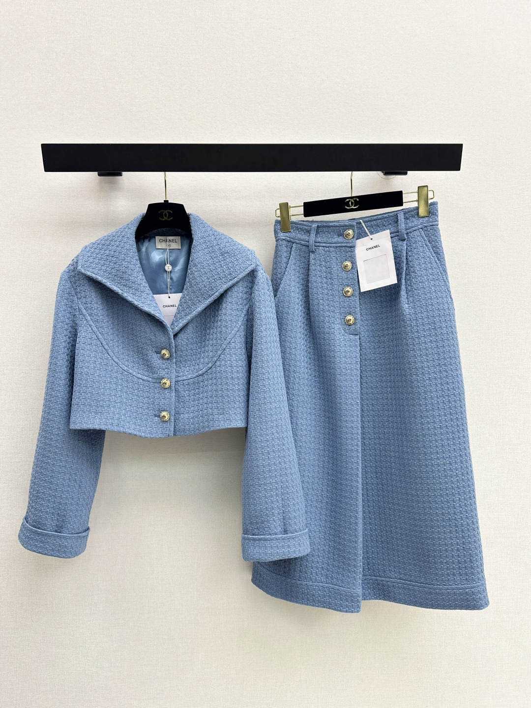 NO:708460,Gui Lunmei is the same style as C family 26Ss - the latest catwalk show in early spring, the same style as the daughter of a wealthy family, a short large lapel spliced jacket + tweed cropped trousers. Classic tweed plaid fabric. Tailored single-breasted version. The details make the whole design more three-dimensional. The upper body is straight and straight. You can feel the stunning feeling of haute couture. Decorated with exquisite custom buttons.  Outside,,chanel,jackets & coats,19860909桂纶镁同款 C家 26Ss————早春最新走秀同款富家千金套装小短款大翻领拼接外套+粗花呢七分裤 经典粗花呢格纹面料 精裁单排扣版型 细节令整款设计更具有立体感 周正挺括 上身就能感受到高定的惊艳感 装饰开模精致的定制扣子 搭配名媛富家千金 高级感十足 一色分开发 现货发售sml 外,,chanel,jackets & coats,,Women's clothing