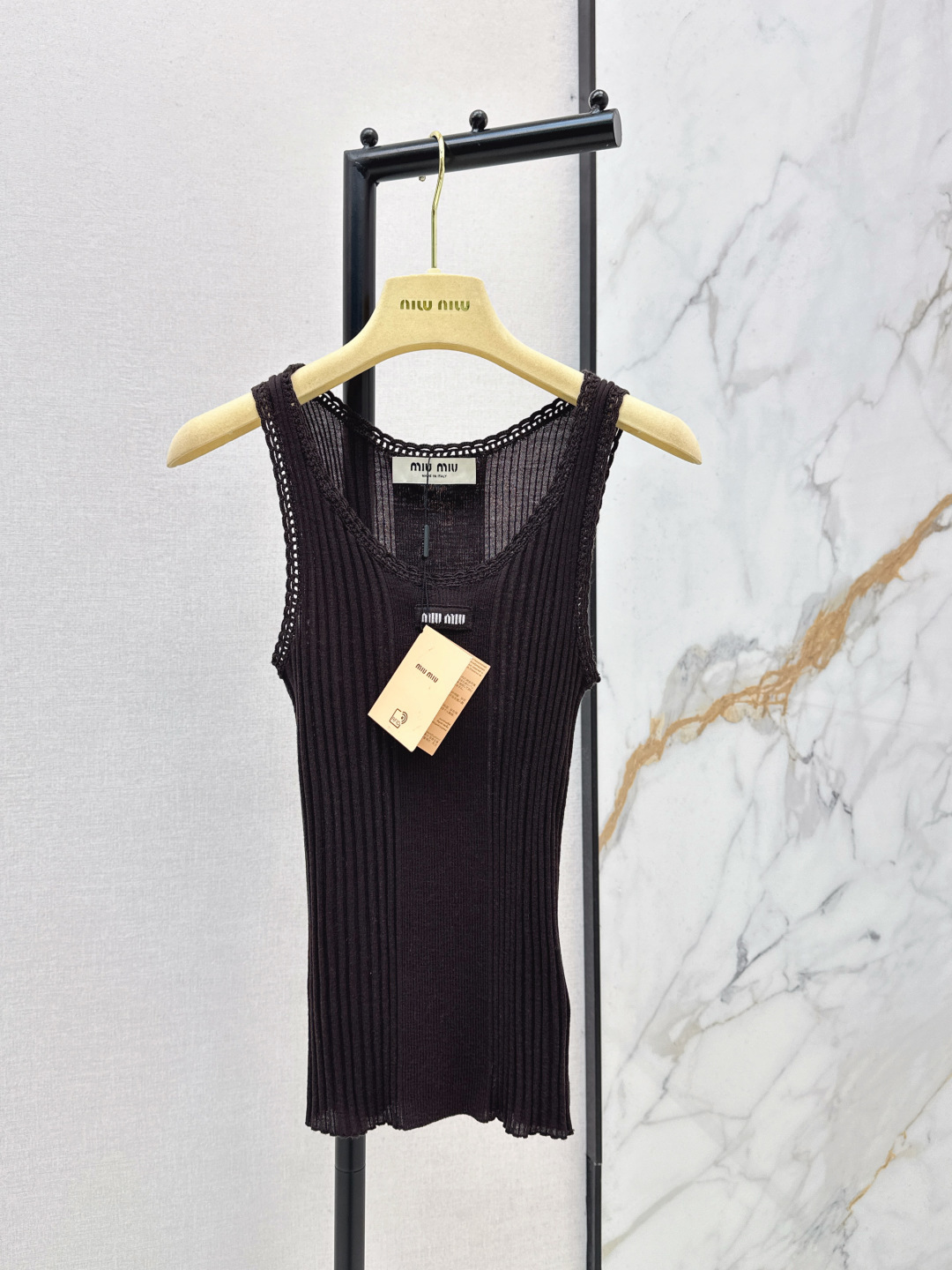 NO:708799,Miu 26Ss for girls - the latest high-definition 80-count wool vest top in early spring, customized with Swiss machine 18-needle craftsmanship. Imported 100% merino wool yarn is delicate and comfortable. The slim fit is super slim. The small details of the hollow lace design add a sense of sophistication. The knitted logo patch is low-key and recognizable. The version is slim and versatile. Two colors are available for sale sml,,miumiu,19860909缪系少女穿搭 Miu 26Ss————早春最新款高定80支羊毛背心小上衣定制瑞士机18针工艺 进口百分百美丽奴绵羊毛纱线细腻舒适 修身版型超显瘦 镂空花边设计小细节拉满精致感 针织徽标贴饰低调又有辨识度 版型不挑人上身显瘦又百搭 两色现货发售sml,,miumiu,,Women's clothing