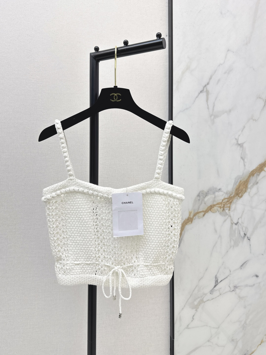 NO:708796,C Home 26Ss——Early spring’s latest hollow drawstring knitted camisole is woven with custom yarn. The texture is comfortable, soft and elastic. The flat collar has three-dimensional crocheted edges. The body collides with different crochet textures. The hollow texture makes the outfit more cool and stylish. The drawstring adjustment on the hem outlines the slender waist. The rhinestones at the end of the drawstring make it more gorgeous. It allows the simple style to be worn with sexy personality and light luxury and fashionable temperament.  One color spot sale sml,,chanel,19860909C家 26Ss———早春最新款镂空抽绳针织吊带背心定制纱线织造 质感舒适柔软弹力 平口领立体钩织包边 大身碰撞不同钩织肌理 镂空肌理更显穿搭清凉洋气 下摆抽绳调节勾勒纤细腰身 配合抽绳末端水钻更显华丽之感 彰让简单款式穿出性感个性 轻奢时髦气质 一色现货发售sml,,chanel,,Women's clothing