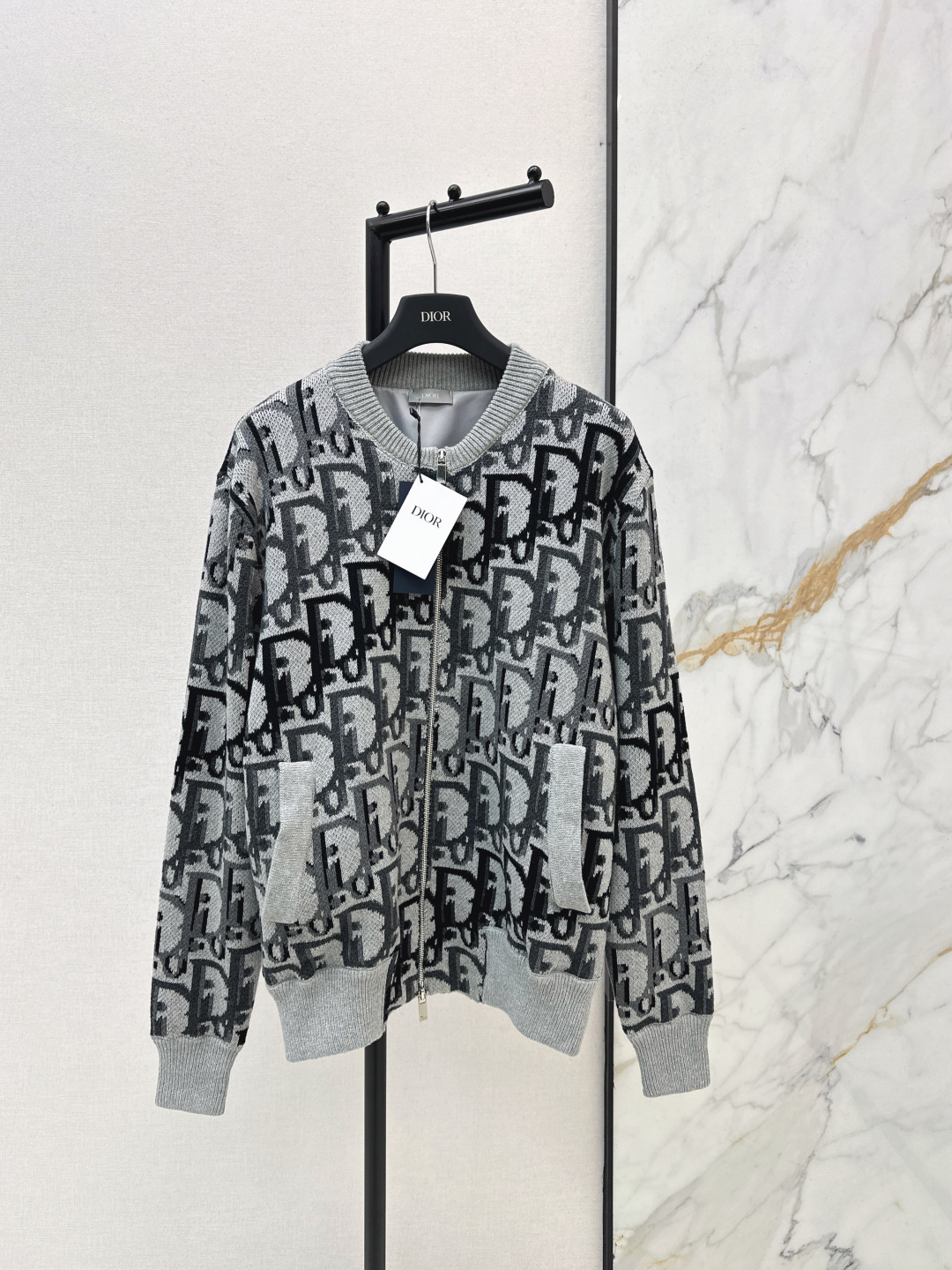 NO:708784,CD 26Ss for men and women - the latest high-end logo zipper wool jacket in early spring. New version with dropped shoulders. Logo jacquard lettering technology is luxurious and handsome. The hooded design is fashionable and high-end. White and rich beauty must buy it. The classic version is not picky and looks slimming on the upper body. Swiss machine stitching disc technology. Two colors are available for sale now. SML,, jackets & coats, hats,19860909男女同款 CD 26Ss———早春最新款高级logo拉链羊毛外套新版落肩设计 logo提花字母工艺奢华帅气 连帽设计时髦又高级 白富美必入 经典版型不挑人上身巨显瘦 瑞士机缝盘工艺 两色现货发售sml,,jackets & coats,hats,,Women's clothing