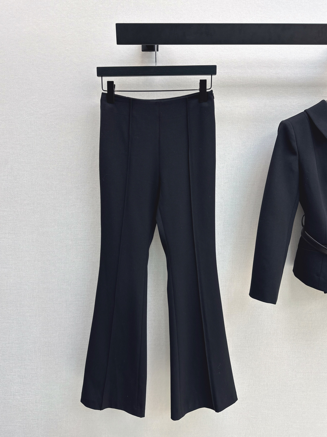 NO:708782,220S 26Ss————The latest classic double-breasted design lapel suit trousers suit in early spring. The collision of cool British style and feminine softness is stunning. Slim-fitting suit jacket + slightly turned trousers. Extend the vertical proportion to highlight the minimalist and atmospheric workplace style. Cinch the waist and match with a belt. Instantly raise the waistline. Neat tailoring outlines the body shape to show cool charm. Two colors are available for sale now. sml,, jackets & coats, business suit,19860909220S 26Ss————早春最新款经典双排扣设计翻领西装长裤套装 飒爽英伦风与女性柔美碰撞一整个惊艳住 修身西装外套+微喇西裤 延长纵向比例 凸显极简大气的职场风范 收腰搭配腰带 瞬间拉高腰线 利落剪裁勾勒身形尽显酷飒魅力 两色现货发售sml,,jackets & coats,business suit,,Women's clothing