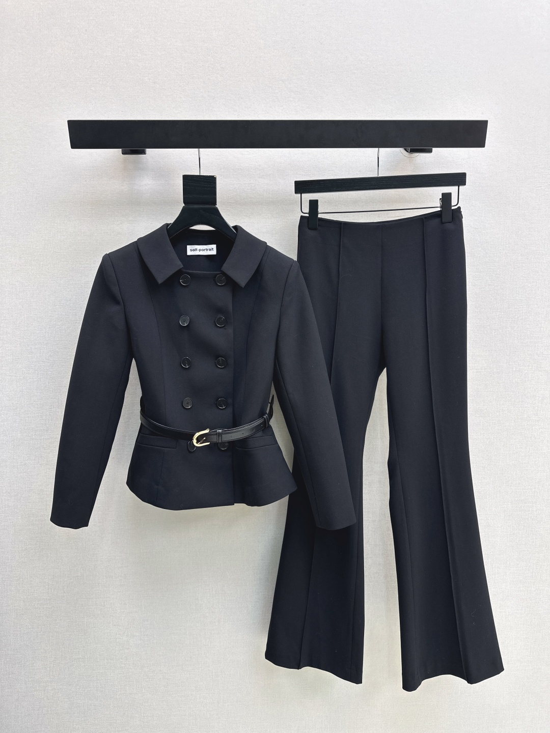 NO:708781,310S 26Ss————The latest classic double-breasted design lapel suit trousers suit for early spring. The collision of cool British style and feminine softness is stunning. Slim-fitting suit jacket + slightly turned trousers. Extend the vertical proportion to highlight the minimalist and atmospheric workplace style. Cinch the waist and match with a belt. Instantly raise the waistline. Neat tailoring outlines the body shape to show cool charm. Two colors are available for sale now. sml jackets, jackets & coats, business suit,19860909310S 26Ss————早春最新款经典双排扣设计翻领西装长裤套装 飒爽英伦风与女性柔美碰撞一整个惊艳住 修身西装外套+微喇西裤 延长纵向比例 凸显极简大气的职场风范 收腰搭配腰带 瞬间拉高腰线 利落剪裁勾勒身形尽显酷飒魅力 两色现货发售sml 外套,,jackets & coats,business suit,,Women's clothing