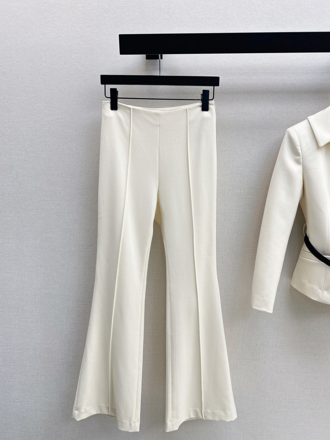 NO:708779,220S 26Ss————The latest classic double-breasted design lapel suit trousers suit in early spring. The collision of cool British style and feminine softness is stunning. Slim-fitting suit jacket + slightly turned trousers. Extend the vertical proportion to highlight the minimalist and atmospheric workplace style. Cinch the waist and match with a belt. Instantly raise the waistline. Neat tailoring outlines the body shape to show cool charm. Two colors are available for sale now. sml,, jackets & coats, business suit,19860909220S 26Ss————早春最新款经典双排扣设计翻领西装长裤套装 飒爽英伦风与女性柔美碰撞一整个惊艳住 修身西装外套+微喇西裤 延长纵向比例 凸显极简大气的职场风范 收腰搭配腰带 瞬间拉高腰线 利落剪裁勾勒身形尽显酷飒魅力 两色现货发售sml,,jackets & coats,business suit,,Women's clothing