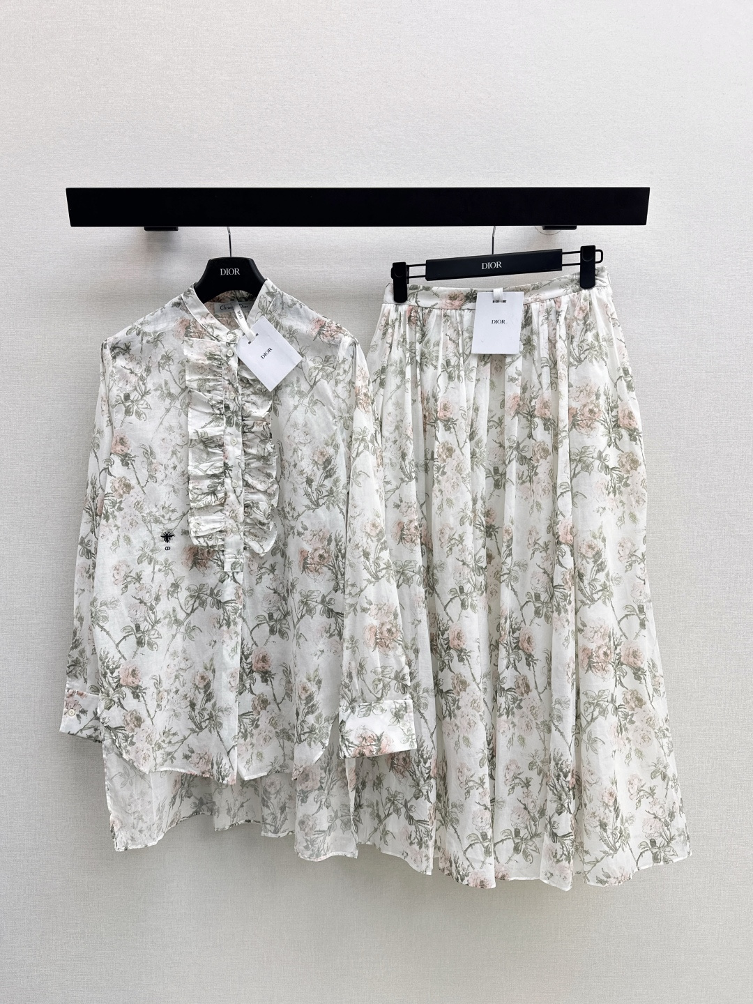 NO:708773,CD 26Ss - the latest spring floral multi-color printed shirt for early spring. Reinterprets the D family's classic pattern. The custom-made imported pure cotton material is light and delicate. The ruffled neckline is full of layering. The details are exquisitely embroidered. CD Bee is comfortable, easy to wear and full of texture. The classic short front and long back slit loose version design is romantic and casual. It has charming temperament. Easily create a fashionable style. It is elegant and high-end no matter how you match it. One color ready for sale sml, dior, shirts,19860909CD 26Ss————早春最新款春日碎花多色印花衬衫 重新诠释D家经典图案 定制进口纯棉材质轻盈细腻 荷叶边领口层次感十足 细节精致刺绣CD小蜜蜂 舒适又好穿质感十足 经典的前短后长开叉宽松版型设计浪漫随性 气质迷人 轻松打造时髦范怎么搭都优雅又高级 一色现货发售sml,,dior,shirts,,Women's clothing