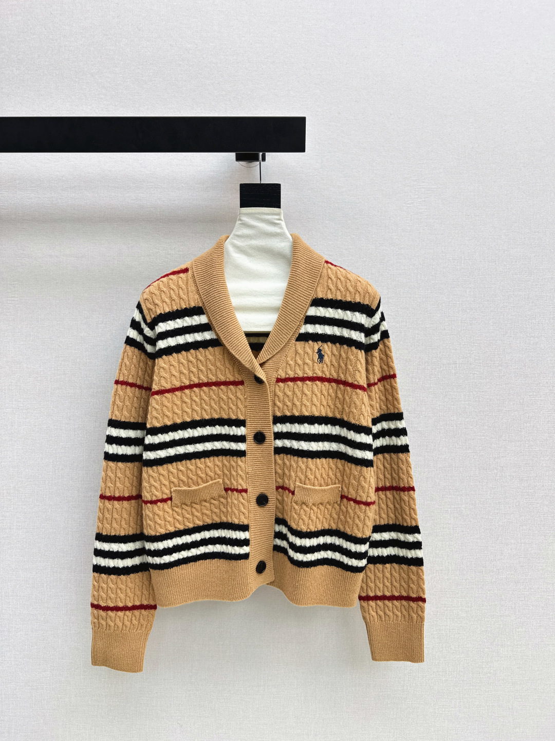 NO:708768,RL 26Ss————The latest contrast striped V-neck cardigan in early spring. It is a basic and versatile style. It is easy to match at any time. It can be worn inside or outside. The wear rate is 100%. It is super classic. It is really a style that will not go out of style. Old money and minimalist. The focus is that it is very versatile. Wool yarn has a super good texture. Two colors are available for sale sml 9.,,19860909RL 26Ss————早春最新款撞色条纹v领开衫 基础百搭款 不管什么时候搭配起来得心应手 内搭外穿皆可 实穿率百分百 超级经典 真的是不会过时的款式 老钱极简 重点是特别百搭 羊毛纱线 质感超好 两色现货发售sml 9.,,,Women's clothing