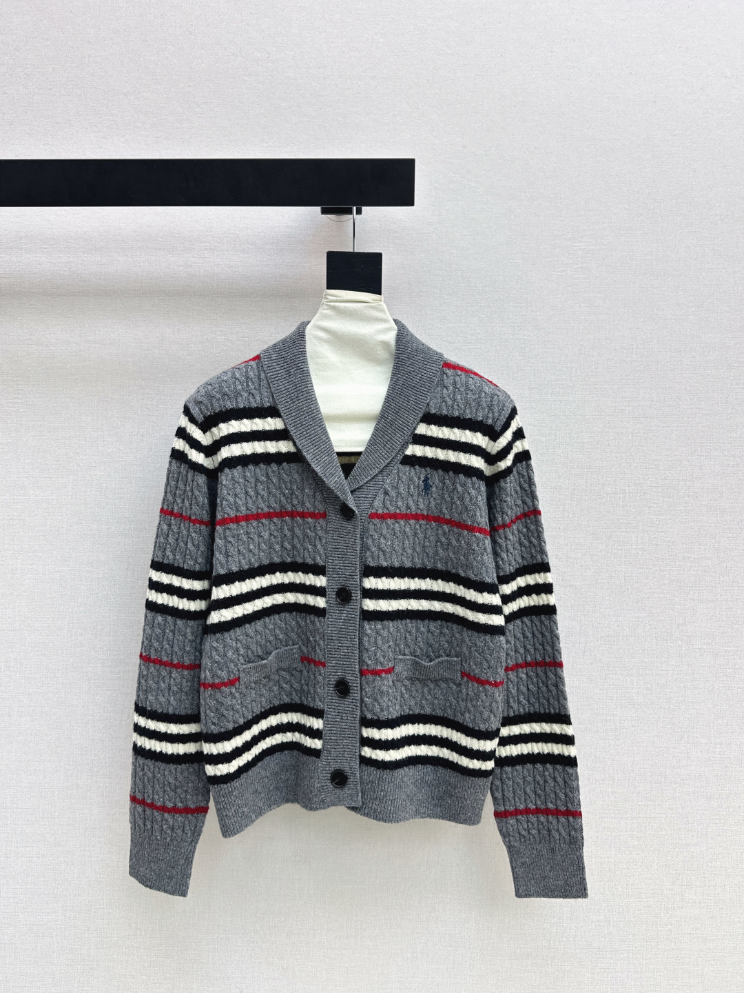 NO:708780,RL 26Ss————The latest contrasting striped v-neck cardigan in early spring. It is a basic and versatile style. It is easy to match at any time. It can be worn inside or outside. The wear rate is 100%. Super classic. It is really a style that will never go out of style. Old money and minimalist. The focus is on the versatility. Wool yarn has a super good texture. Two colors are available for sale sml,,19860909RL 26Ss————早春最新款撞色条纹v领开衫 基础百搭款 不管什么时候搭配起来得心应手 内搭外穿皆可 实穿率百分百 超级经典 真的是不会过时的款式 老钱极简 重点是特别百搭 羊毛纱线 质感超好 两色现货发售sml,,,Women's clothing