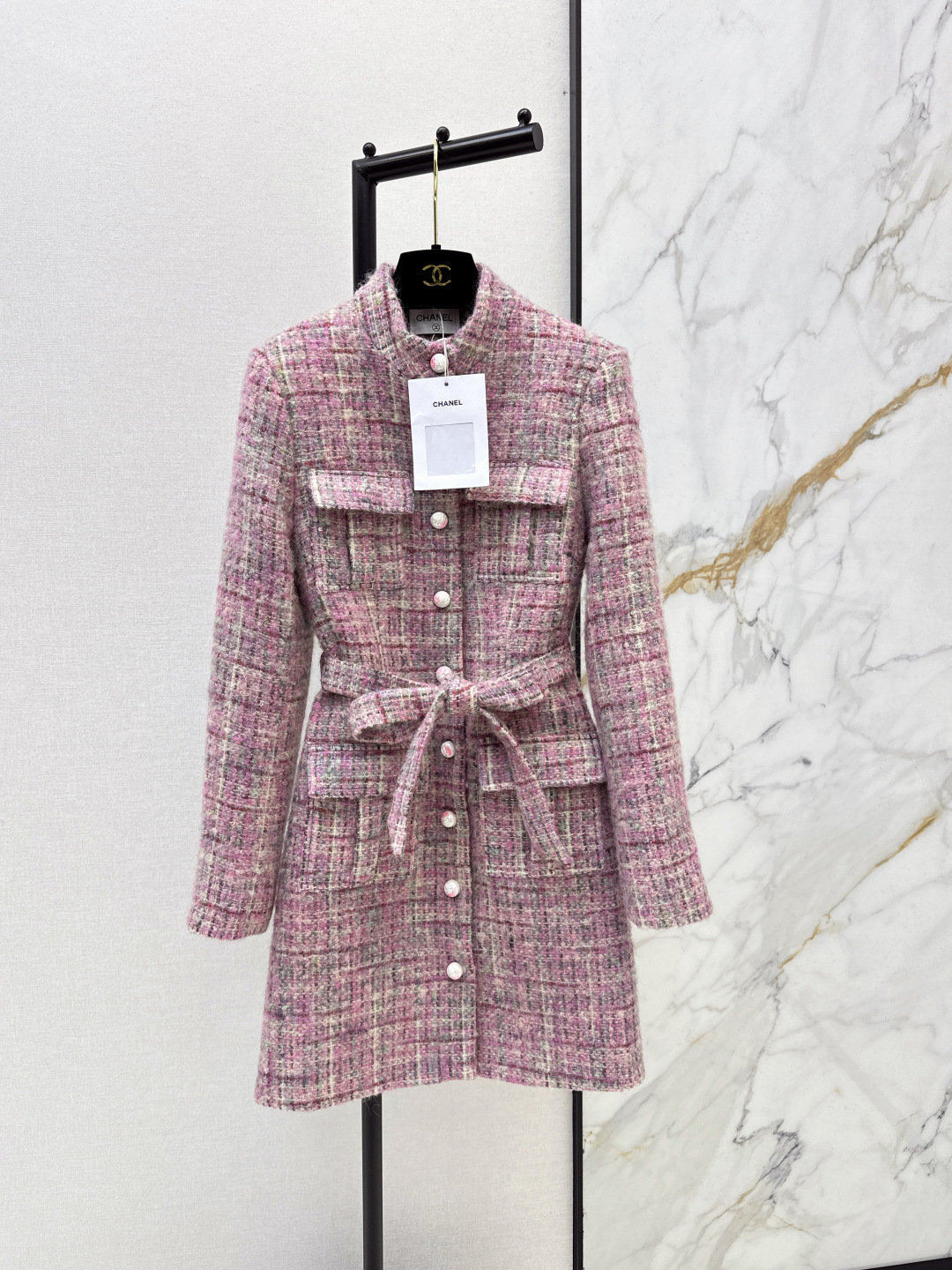 NO:708774,Exclusive debut of C Home 26Ss————Early spring’s latest heavyweight plaid tweed lapel dress jacket dress is made of imported woolen wool material. The texture is obvious and high-quality. The tweed woolen fabric creates a model of small fragrance. Doll lapel + Oversize mid-length H version is more inclusive. The overall pink, white and black lines are interwoven with luxurious elements. With four symmetrical pockets, the inner lining echoes the all-over printed dark pattern jacquard. It shows the style of a high-end celebrity and is the first choice for outfits.  One color ready for sale sml,,versace,chanel,skirts,jackets & coats,19860909独家首发 C家 26Ss————早春最新重磅款格纹粗花呢翻领洋装外套裙定制进口粗纺羊毛呢材质 肌理明显质感上乘 粗花毛呢面料塑造小香风典范 娃娃翻领+Oversize中长款H版型 包容性更强 整体粉白黑线交织元素奢华 配合四个对称口袋 内衬呼应满印暗纹提花 尽显高级名媛风格 穿搭首选 一色现货发售sml,,versace,chanel,skirts,jackets & coats,,Women's clothing
