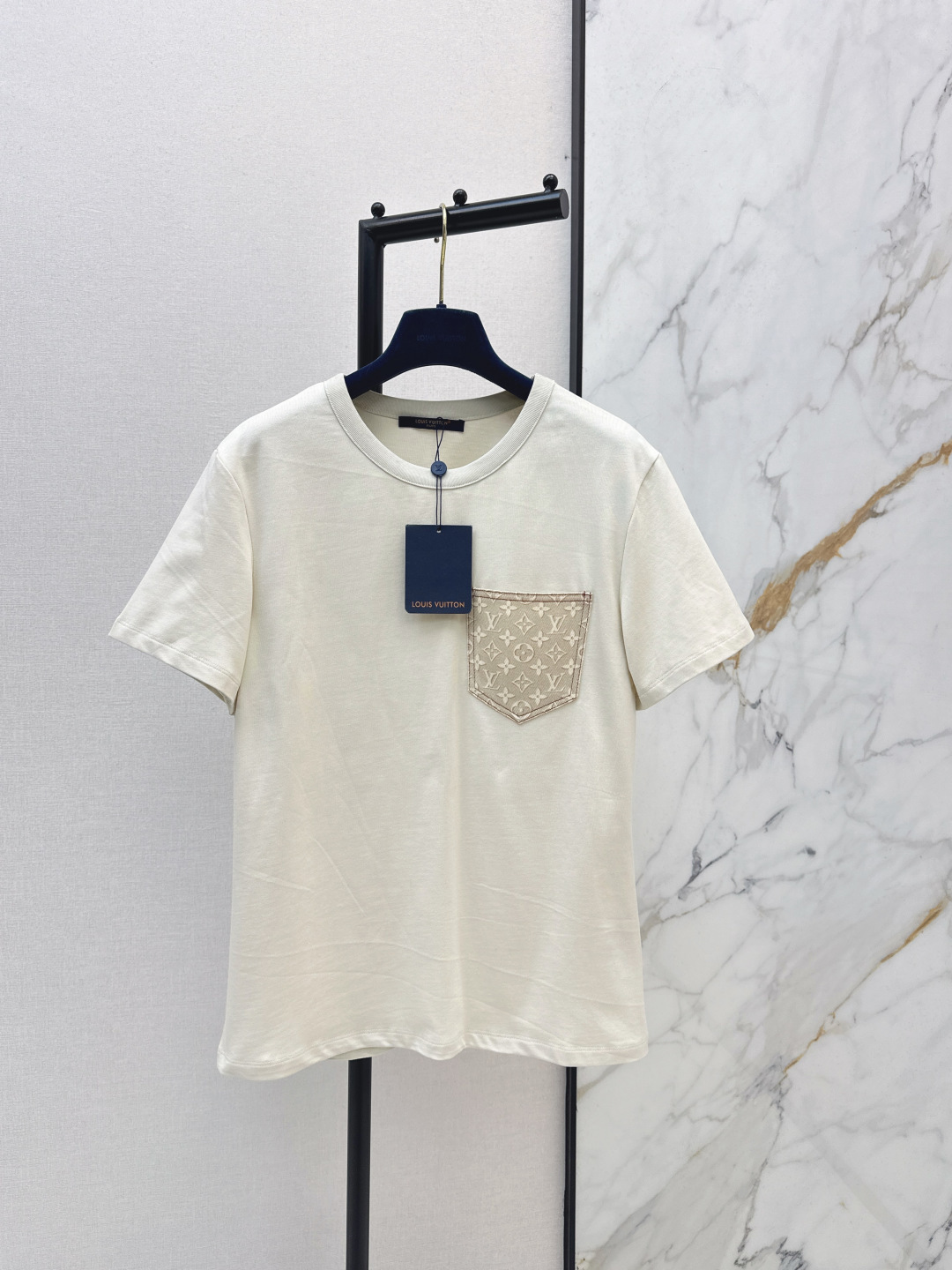 NO:709154,L Family 26Ss————The latest beige series in early spring, presbyopic print pocket short-sleeved T-shirt. Smart, stylish and stylish. Recommended for daily wear. Detailed online. A must-have item to enhance your temperament. One color ready for sale smlxl, louis vuitton, T-shirt, tees, t-shirt,19860909L家 26Ss————早春最新款米色系列款老花印花口袋短袖T恤 干练利落时髦有致 日常穿搭推荐款 细节感在线 提升气质感必备单品 一色现货发售smlxl,,louis vuitton,T-shirt,tees，t-shirt,,Women's clothing