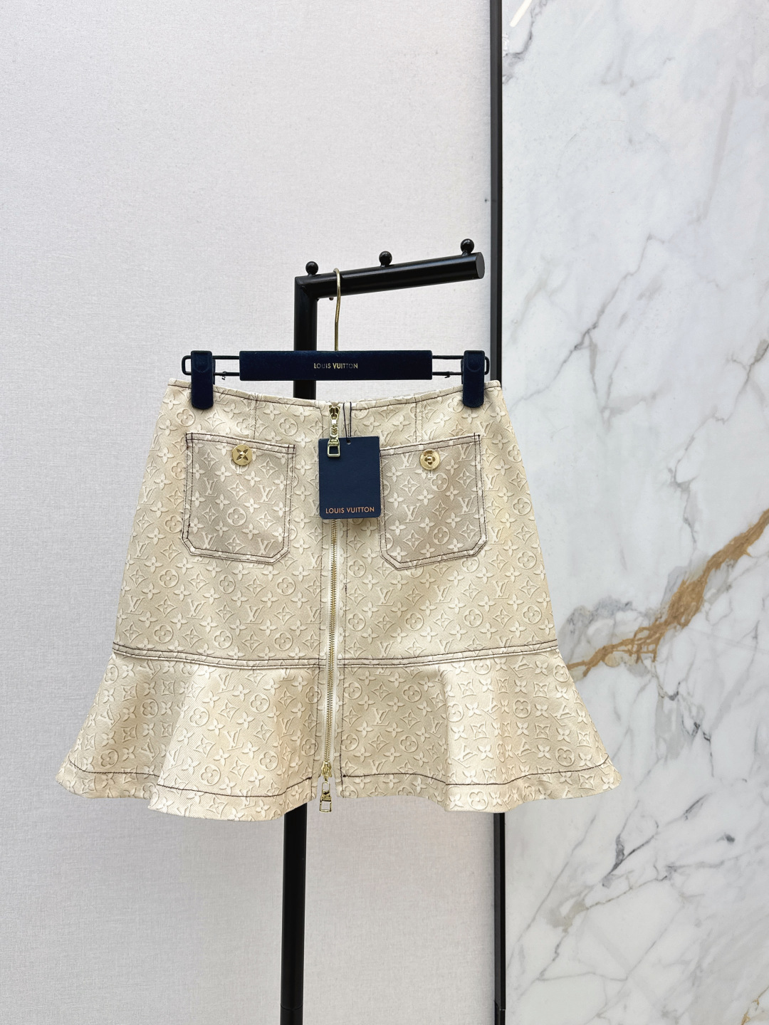 NO:709152,L Family 26Ss————The latest beige series in early spring, presbyopic print fishtail skirt. Smart, stylish and stylish. Recommended for daily wear. The sense of details is online. A must-have item to enhance your temperament. One color ready for sale smlxl,, louis vuitton, skirts,19860909L家 26Ss————早春最新款米色系列款老花印花鱼尾半裙 干练利落时髦有致 日常穿搭推荐款 细节感在线 提升气质感必备单品 一色现货发售smlxl,,louis vuitton,skirts,,Women's clothing