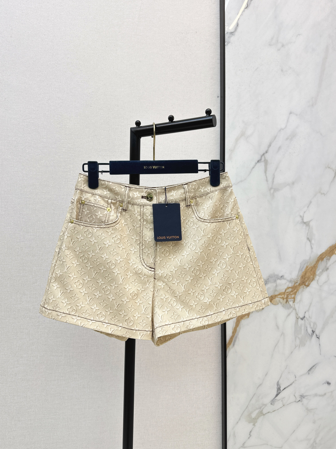 NO:709150,L Family 26Ss————The latest beige series of presbyopic printed shorts in early spring. Smart, stylish and stylish. Recommended for daily wear. The sense of details is online. A must-have item to enhance your temperament. One color ready for sale smlxl,, louis vuitton, shorts,19860909L家 26Ss————早春最新款米色系列款老花印花短裤 干练利落时髦有致 日常穿搭推荐款 细节感在线 提升气质感必备单品 一色现货发售smlxl,,louis vuitton,shorts,,Women's clothing