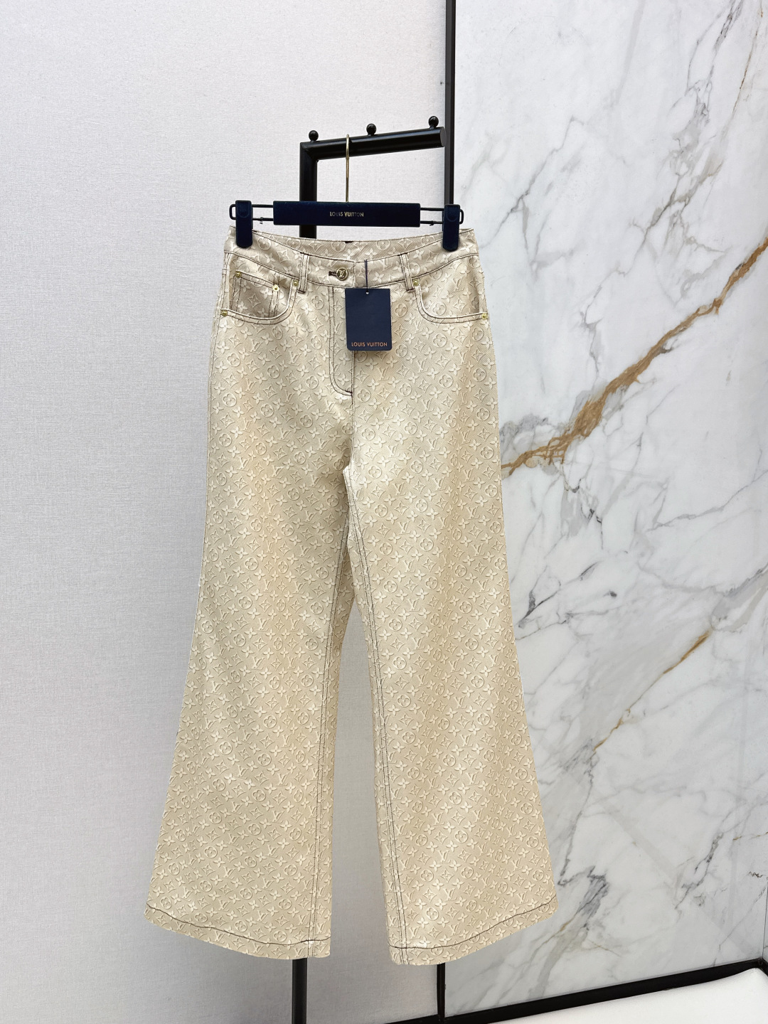 NO:709148,L Family 26Ss - the latest beige series of presbyopic printed trousers in early spring. Smart, stylish and stylish. Recommended for daily wear. The sense of details is online. A must-have item to enhance your temperament. One color ready for sale smlxl,, louis vuitton,19860909L家 26Ss———早春最新款米色系列款老花印花长裤 干练利落时髦有致 日常穿搭推荐款 细节感在线 提升气质感必备单品 一色现货发售smlxl,,louis vuitton,,Women's clothing