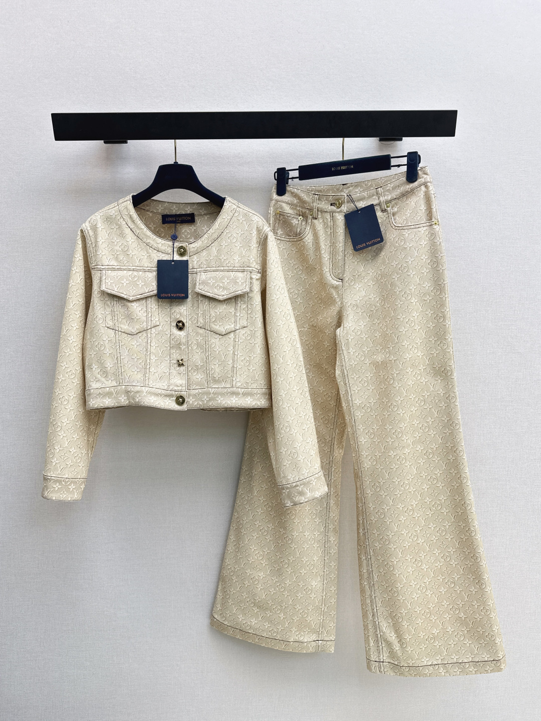 NO:709146,L's 26Ss - the latest beige series presbyopia printed jacket in early spring. It is smart, stylish and stylish. Recommended for daily wear. The sense of details is online. A must-have item to enhance your temperament. One color ready for sale smlxl,, louis vuitton, jackets & coats,19860909L家 26Ss———早春最新款米色系列款老花印花外套 干练利落时髦有致 日常穿搭推荐款 细节感在线 提升气质感必备单品 一色现货发售smlxl,,louis vuitton,jackets & coats,,Women's clothing