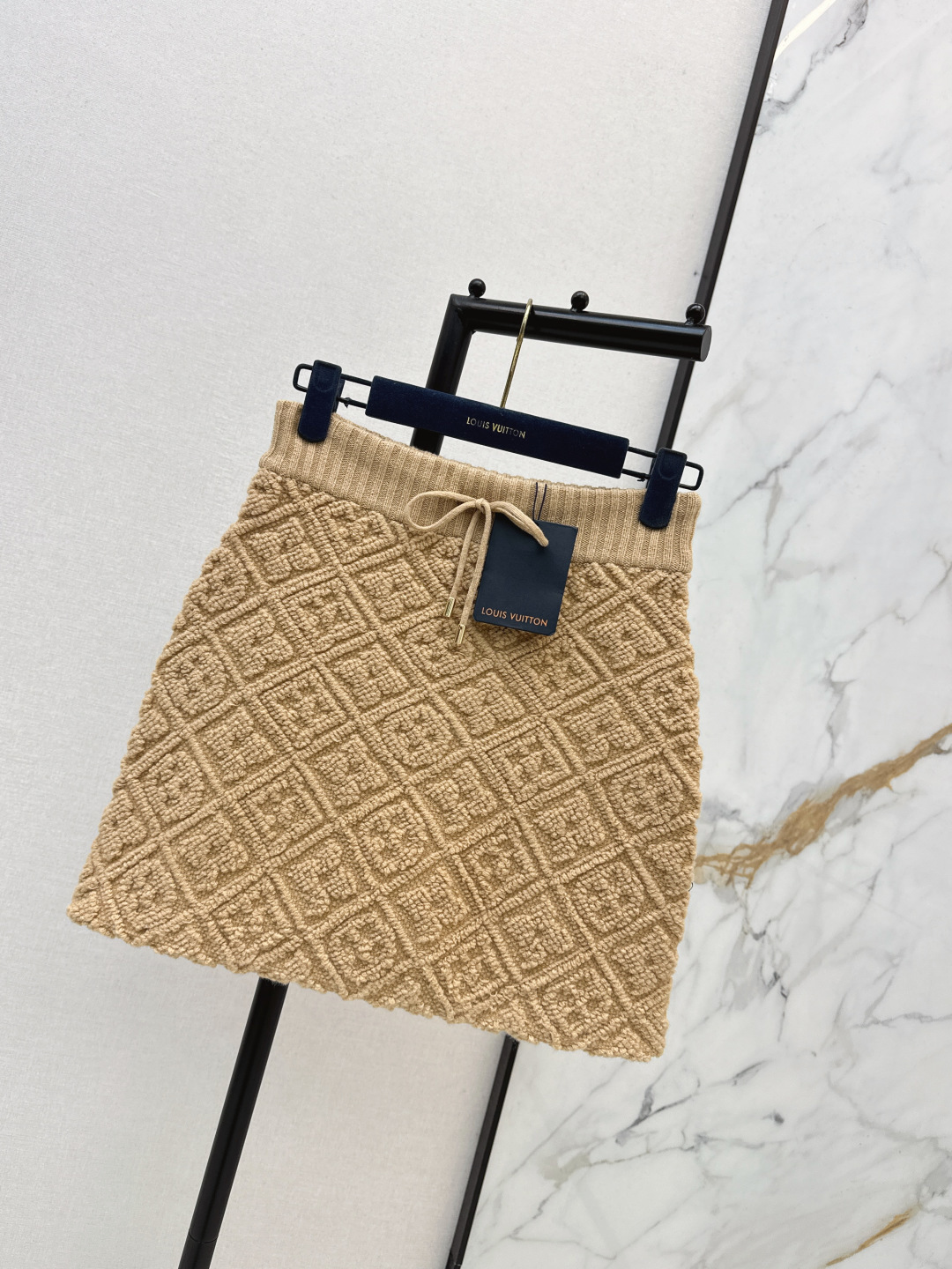 NO:709142,High version L home 26Ss————Early spring latest 2 embossed pattern cardigan elastic waist skirt three-dimensional embossed texture lined with gold buckle details are particularly exquisite V-neck version wrapped with relaxed texture Soft waxy fabric is both comfortable and high-end She is a gentle lady when worn alone A warm and luxurious relaxed formula that unlocks all-season high-end luxury wear ~ One color is developed separately Ready for sale sml, louis vuitton, skirts,19860909高版本 L家 26Ss————早春最新款2浮雕图案开衫松紧腰半裙立体压纹肌理衬得金扣细节格外精致 V领版型裹满松弛质感 软糯面料兼顾舒适与高级 单穿是温柔贵女 一件解锁全季高奢穿搭的暖奢松弛公式～一色分开发 现货发售sml,,louis vuitton,skirts,,Women's clothing