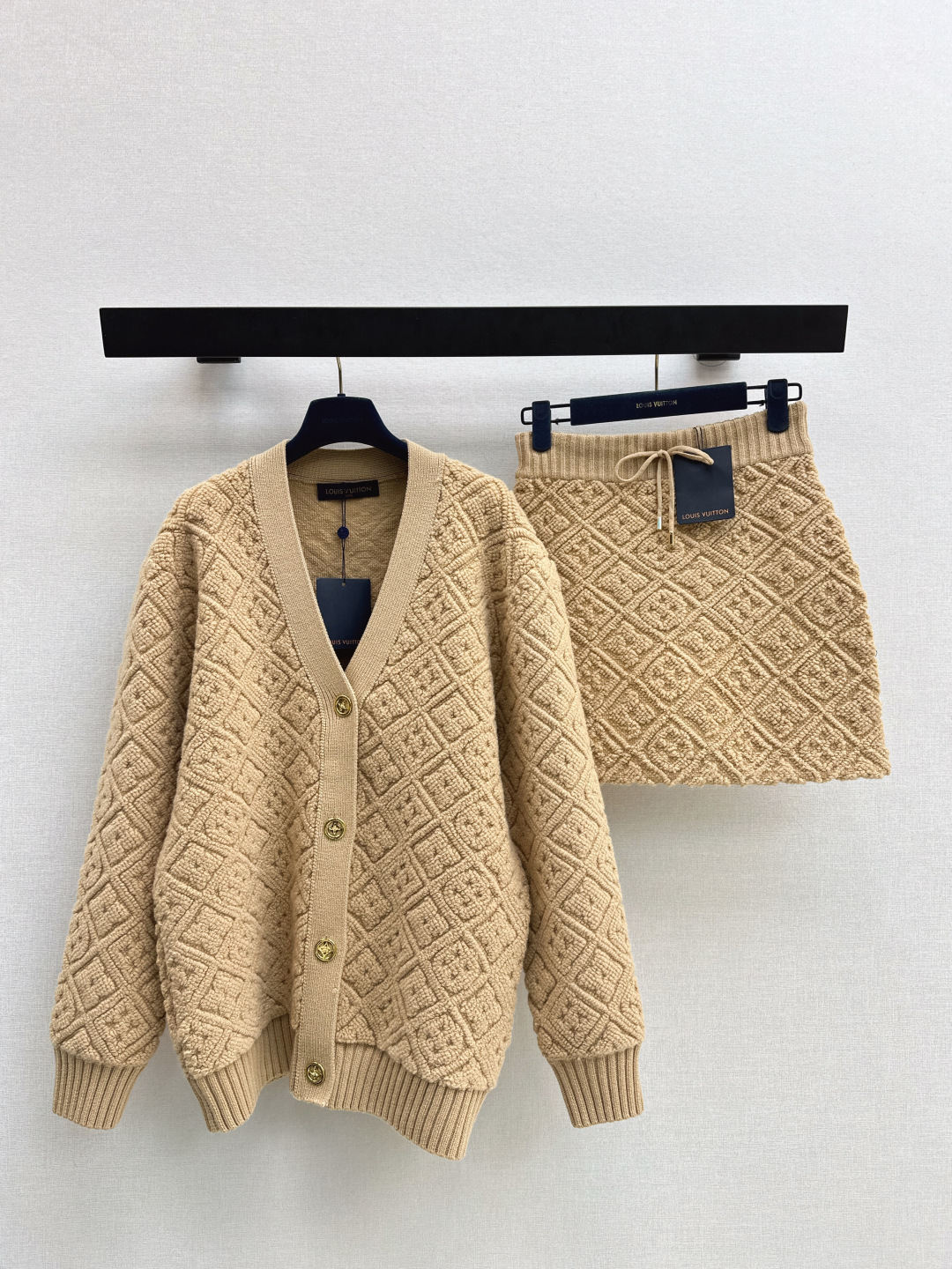 NO:709140,High version L home 26Ss————Early spring latest 2 embossed pattern cardigan elastic waist skirt three-dimensional embossed texture lined with gold buckle details are particularly exquisite V-neck version wrapped with relaxed texture Soft waxy fabric combines comfort and luxury. Wearing alone is a gentle lady. A warm and luxurious relaxed formula that unlocks all-season high-end luxury wear ~ developed separately in one color Ready for sale sml open, louis vuitton, skirts,19860909高版本 L家 26Ss————早春最新款2浮雕图案开衫松紧腰半裙立体压纹肌理衬得金扣细节格外精致 V领版型裹满松弛质感 软糯面料兼顾舒适与高级 单穿是温柔贵女 一件解锁全季高奢穿搭的暖奢松弛公式～一色分开发 现货发售sml 开,,louis vuitton,skirts,,Women's clothing