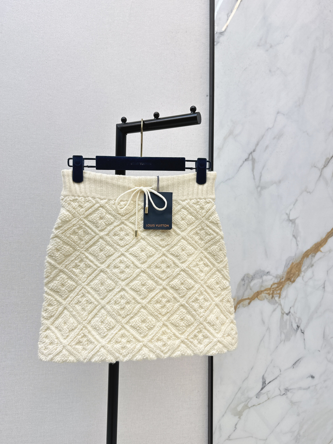 NO:709137,High version L Family 26Ss————Early spring’s latest cream-colored embossed texture knitted suit cardigan with lazy and exquisite gold buckle details. The fabric has a soft velvet texture. The three-dimensional texture + soft waxy fabric are both comfortable and high-end. A set of combinations is more sweet, warm and casual. Unlock the warm and luxurious formula for all-season high-luxury wear ~ One color is developed separately. Ready for sale sml,, louis vuitton,19860909高版本 L家 26Ss————早春最新款奶油色浮雕肌理针织套装开衫金扣细节慵懒精致 面料柔绒质感 立体肌理+软糯面料兼顾舒适与高级 一套搭配更显甜暖随性 解锁全季高奢穿搭的暖奢公式～一色分开发 现货发售sml,,louis vuitton,,Women's clothing