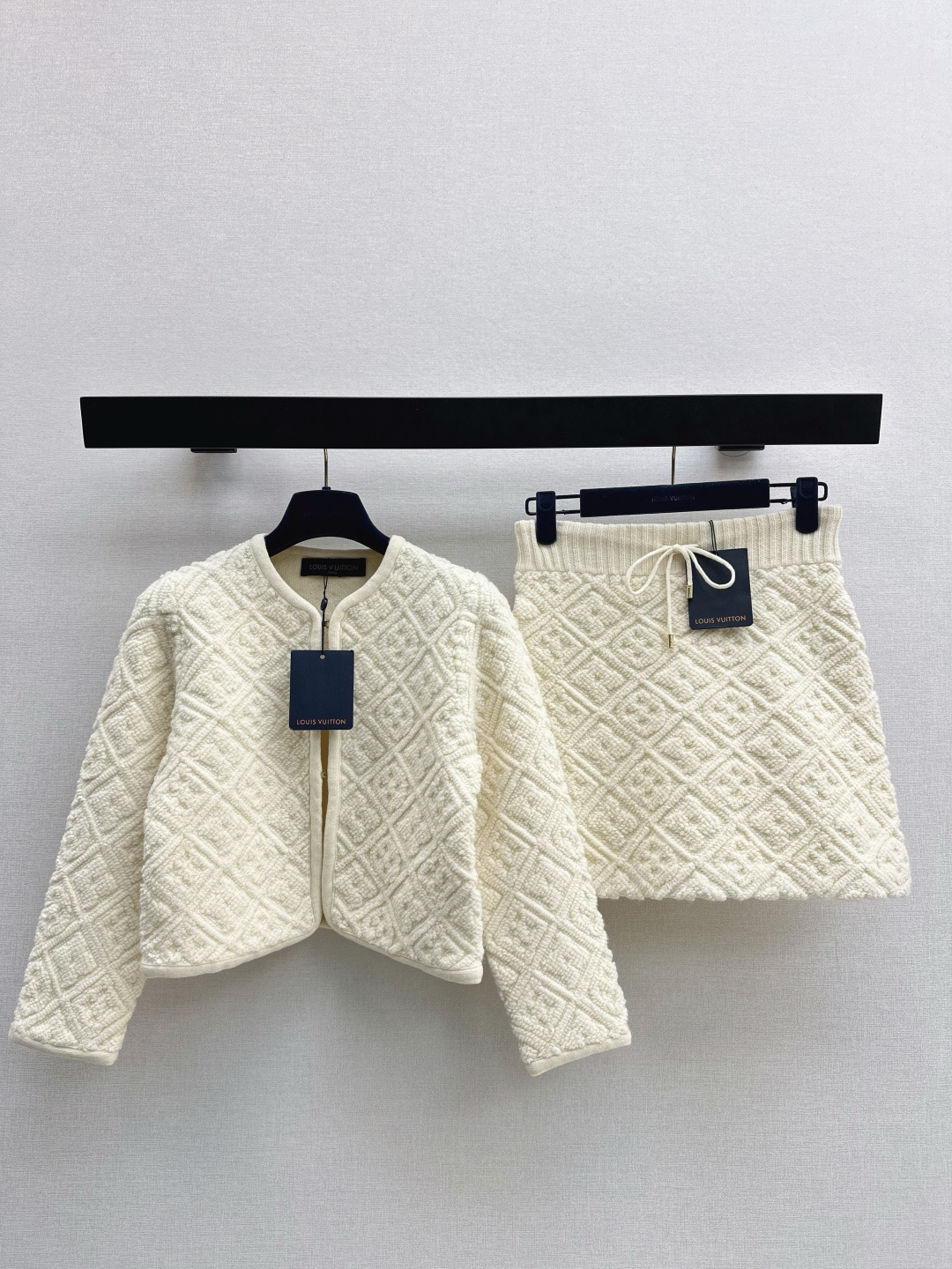 NO:709135,High version L family 26Ss————Early spring’s latest cream-colored embossed texture knitted suit cardigan with lazy and exquisite gold buckle details. The fabric has a soft velvet texture. The three-dimensional texture + soft waxy fabric combines comfort and luxury. A set of combinations is more sweet, warm and casual. Unlock the warm and luxurious formula for all-season high-luxury wear ~ One color is developed separately. Ready for sale sml jacket, Louis Vuitton, jackets & coats,19860909高版本 L家 26Ss————早春最新款奶油色浮雕肌理针织套装开衫金扣细节慵懒精致 面料柔绒质感 立体肌理+软糯面料兼顾舒适与高级 一套搭配更显甜暖随性 解锁全季高奢穿搭的暖奢公式～一色分开发 现货发售sml 外套,,louis vuitton,jackets & coats,,Women's clothing