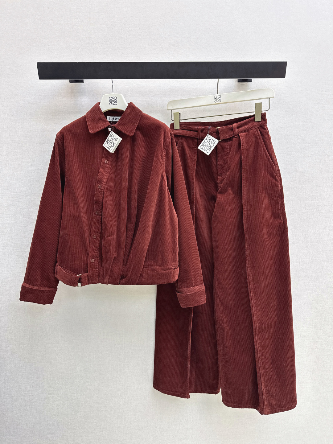 NO:709128,Loe 26Ss, a modern and fashionable corduroy jacket with oblique buckles and deconstructed design. The pleated hem is clean and interesting. The new D-ring belt design. Imported washed corduroy fabric is comfortable. The classic loose version is versatile and fashionable. The upper body is super slim. Highly recommended. Two colors are available now. sml,,loewe,jackets & coats,jackets & coats,19860909高知感时髦精穿搭 Loe 26Ss————斜扣搭位解构设计感灯芯绒夹克外套摩登时髦收褶下摆干净利落又不失趣味性 全新的D形环腰带设计 进口洗水灯芯绒面料质感舒适 经典宽松版型不挑人百搭又时髦 上身超显瘦 强烈推荐单品 两色现货发售sml,,loewe,jackets & coats,jackets & coats,,Women's clothing