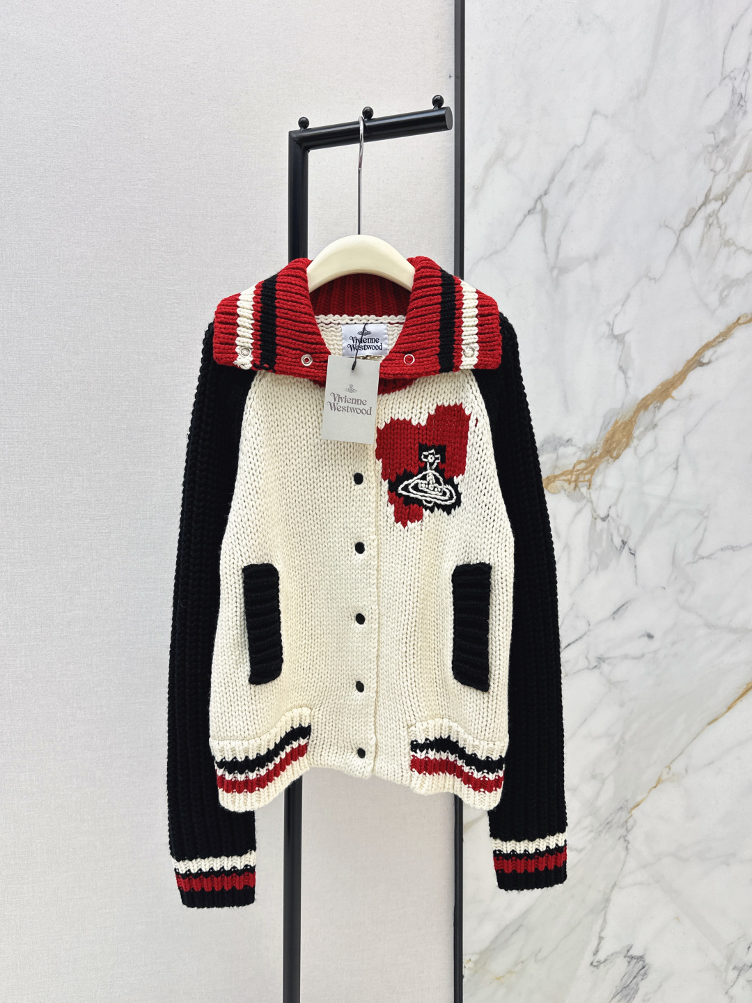 NO:709126,Tone sense 26Ss————The latest Western Queen Saturn pattern contrast stitching lazy cardigan in early spring can easily have a warm winter. The chest is jacquard with Saturn pattern. The sleeves are spliced ​​and weaved. The loose silhouette design is the same for men and women. Highly recommended. The three-dimensional and slightly loose silhouette has a fashionable and lazy feeling. It is very suitable for winter. 100% cashmere material. Soft and warm atmosphere. One color ready for sale sml,,19860909腔调感 26Ss————早春最新款西太后土星图案撞色拼接慵懒开衫轻松拥有温暖的冬天 胸前是土星图案提花工艺 袖子拼接织法 宽松廓形设计男女同款 非常推荐 立体微宽松廓形 有种时髦慵懒感觉 很适合冬天 百分百羊绒材质 软软绵绵的保暖的氛围感 一色现货发售sml,,,Women's clothing