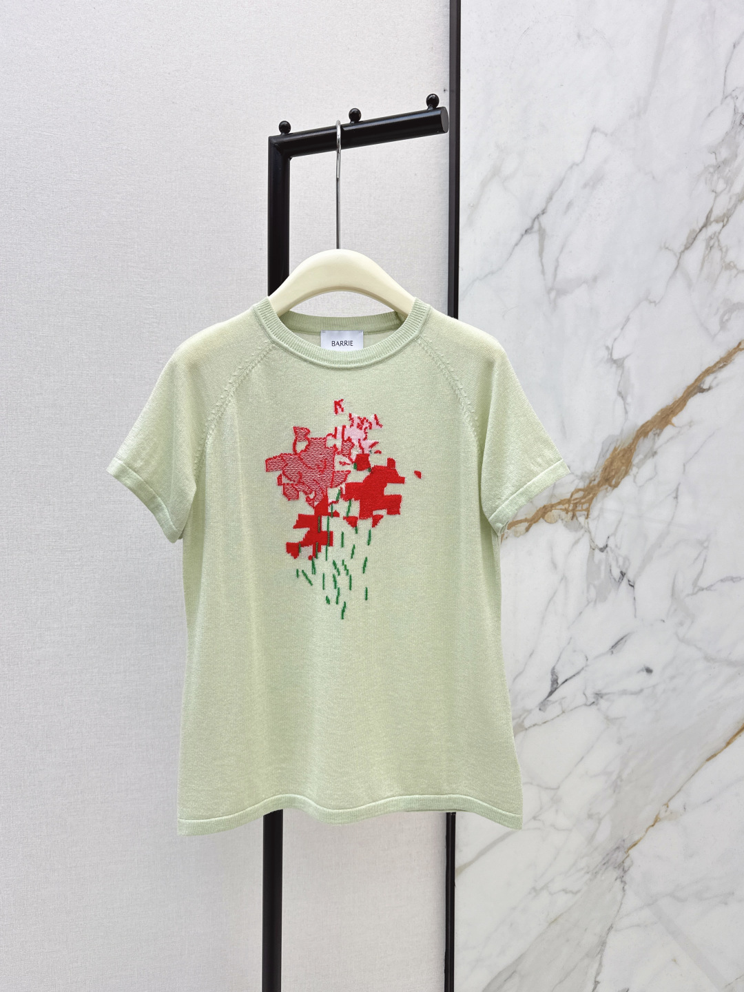 NO:709123,Exclusive first release baR~ 26Ss————The latest minimalist style rainbow-colored short-sleeved sweater is a must-have item for travel in spring and summer. It is an age-reducing tool. The texture of 100% cashmere yarn is delicate, soft and comfortable. The classic portable version is versatile and not picky. The minimalist style is elegant and elegant. Two colors are available for sale sml,, T-shirt,19860909独家首发 baR～ 26Ss————春夏最新款极简风彩虹色系短袖针织衫出游必备单品 减龄神器 百分百羊绒纱线质感细腻柔软舒适 经典随身版型百搭不挑人 极简穿搭优雅气质 两色现货发售sml,,T-shirt,,Women's clothing