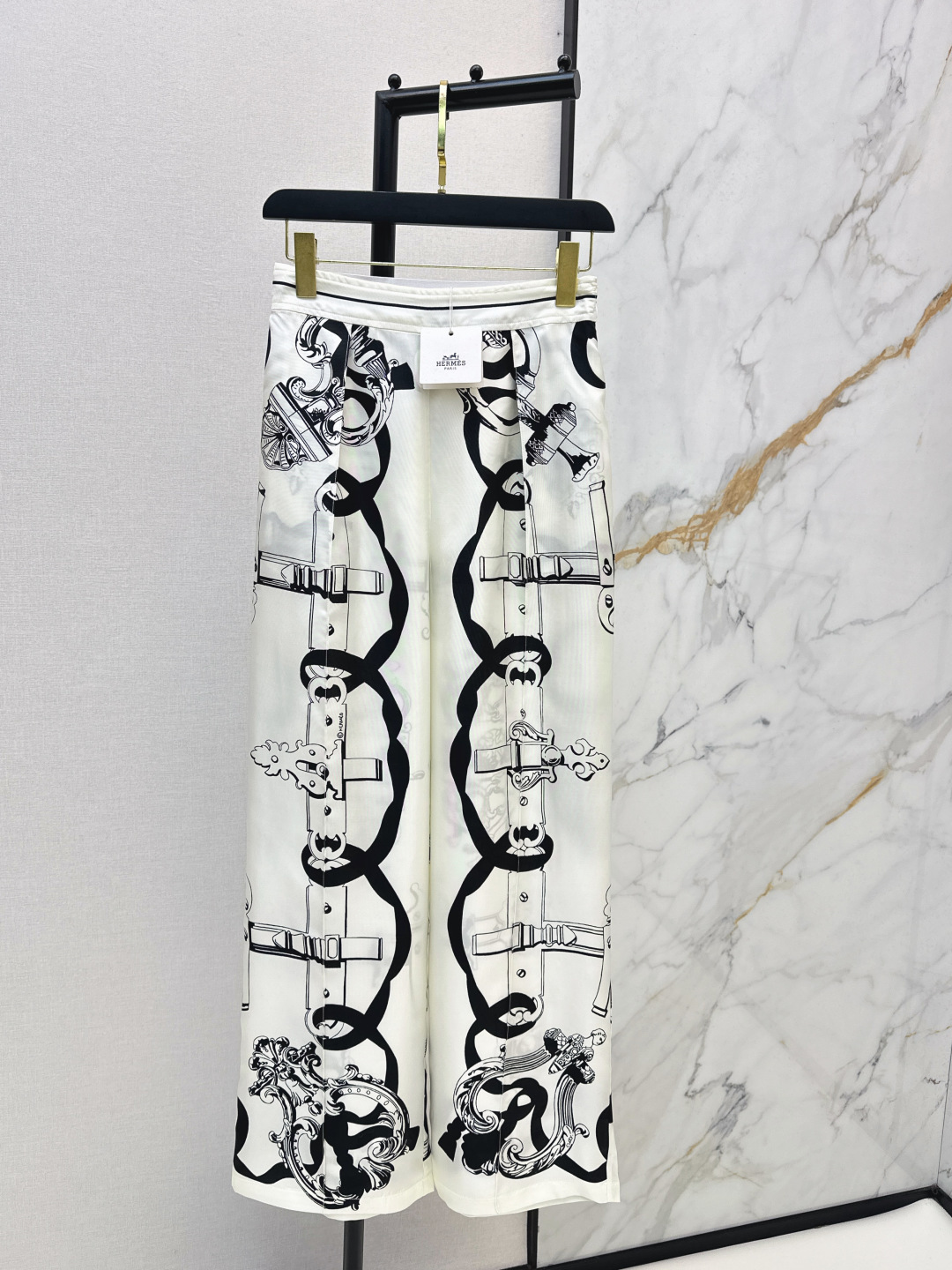 NO:709121,Her 26Ss————Early spring’s latest chain-link pattern positioning printed silk wide-leg straight pants, 100% silk twill, with a great texture. Temperament toothpick line pleated straight pants, casual and generous style. Beautiful color matching, full positioning printing, super high-end. Elastic design on the back waist, the version is not picky and the upper body is super slim. One color ready for sale smlxl,,real silk,19860909Her 26Ss————早春最新款链环图案定位印花真丝阔腿直筒裤百分百真丝斜纹绸质感超赞 气质牙签线压褶直筒裤型随性大方 绝美配色全定位印花超高级 后腰松紧设计版型不挑人上身超显瘦 一色现货发售smlxl,,real silk,,Women's clothing