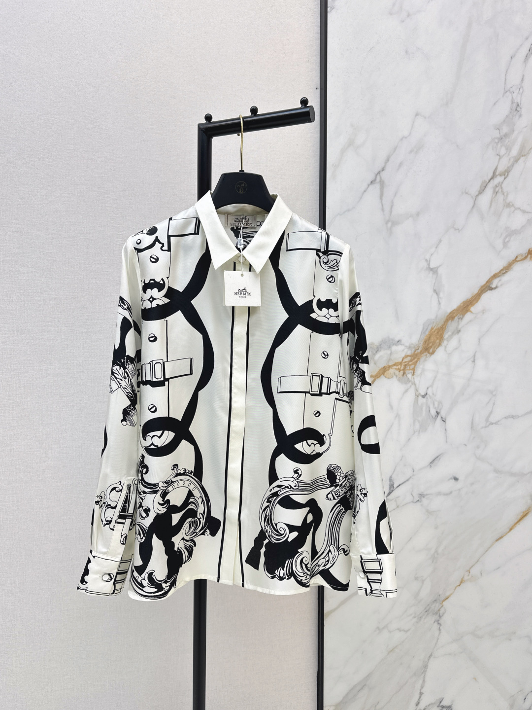 NO:709119,Her 26Ss————The latest chain-link pattern positioning printed silk shirt in early spring. The texture is 100% silk twill and has a great texture. It has a small lapel and a loose fit that is casual and generous. The perfect color matching and full positioning printing are super high-end. The version is not picky and the upper body is super slim. One color is available for sale smlxl,, shirts, real silk,19860909Her 26Ss————早春最新款链环图案定位印花真丝衬衫百分百真丝斜纹绸质感超赞 气质小翻领宽松版型随性大方 绝美配色全定位印花超高级 版型不挑人上身超显瘦 一色现货发售smlxl,,shirts,real silk,,Women's clothing