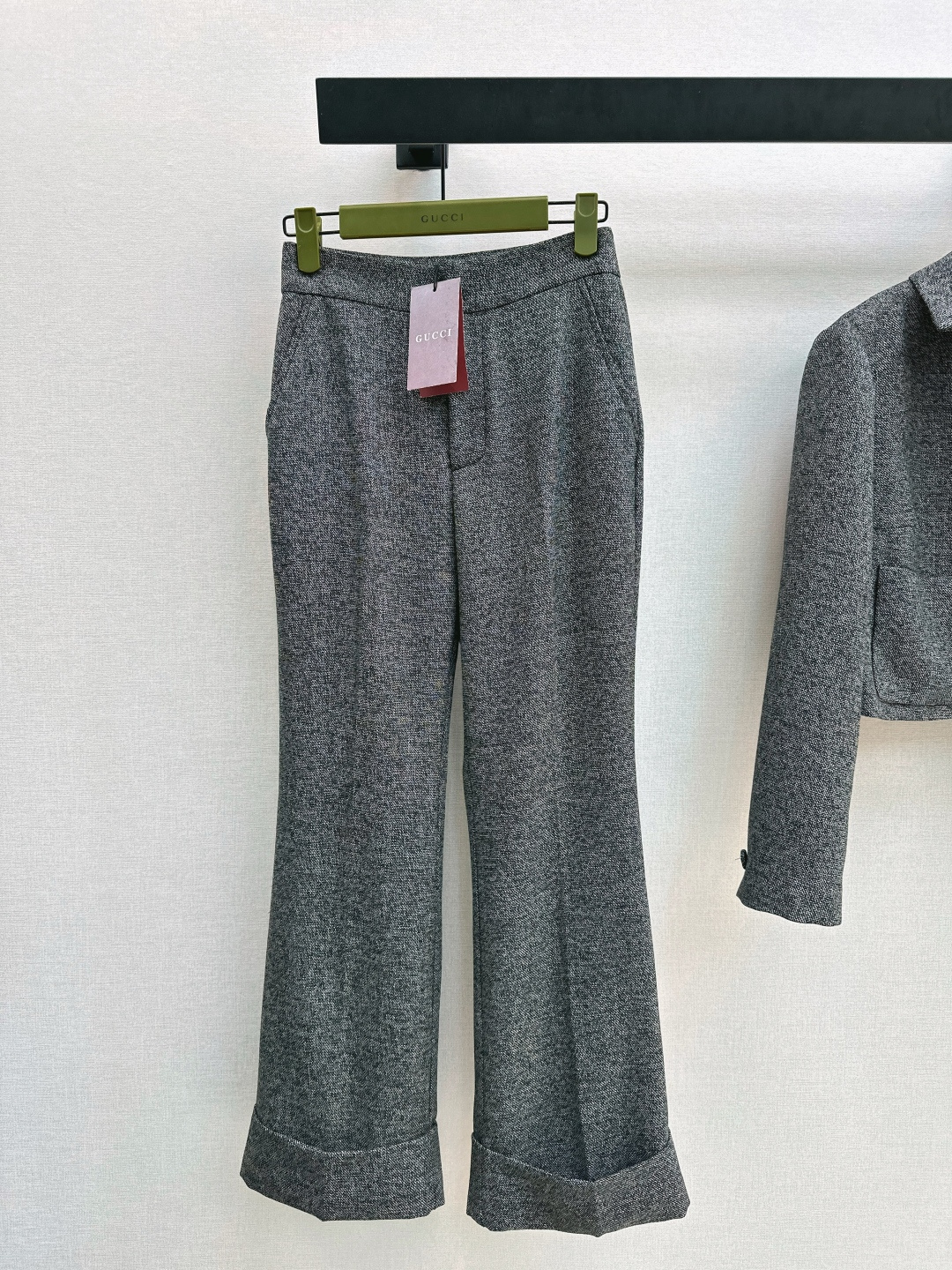 NO:709117,A great three-piece set Gu 26Ss - the latest high-end gray three-piece set in early spring with a short lapel jacket + slim vest + rolled trousers. Each item is very versatile. The high-end gray is classic and not outdated. The customized fabric is very high-end. The three-piece set is more high-end when worn together. It has a sense of style for daily commuting. It can be cool or sweet. Developed in one color. Ready for sale sml,, jackets & coats,19860909很绝的三件套 Gu 26Ss———早春最新款高级灰色系三件套小短款翻领外套+修身背心+卷边长裤 每个单品都很白搭 高级灰经典不过时 定制的面料很高级 条三件套一起穿更显高级感 通勤日常又有造型感 可酷可甜 一色分开发 现货发售sml,,jackets & coats,,Women's clothing