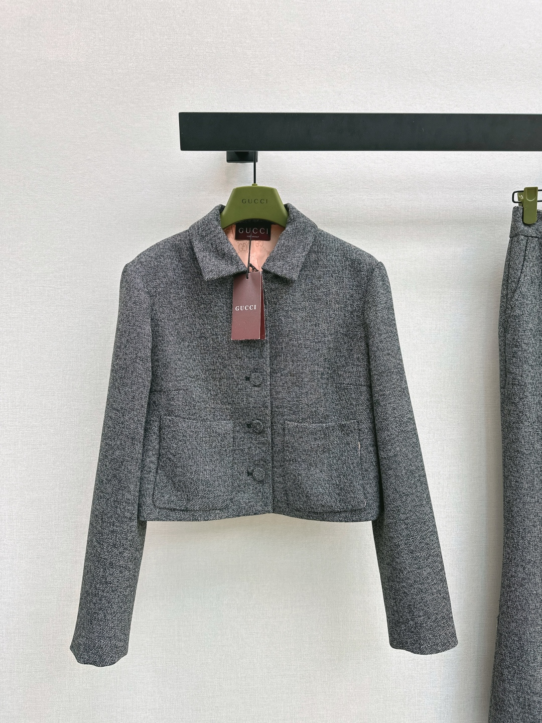 NO:709132,A great three-piece set Gu 26Ss - the latest high-end gray three-piece set in early spring with a short lapel jacket + slim vest + rolled trousers. Each item is very versatile. The high-end gray is classic and not outdated. The customized fabric is very high-end. The three-piece set is more high-end when worn together. It has a sense of style for daily commuting. It can be cool or sweet. Developed in one color. Ready for sale sml. Outside, jackets & coats,19860909很绝的三件套 Gu 26Ss———早春最新款高级灰色系三件套小短款翻领外套+修身背心+卷边长裤 每个单品都很白搭 高级灰经典不过时 定制的面料很高级 条三件套一起穿更显高级感 通勤日常又有造型感 可酷可甜 一色分开发 现货发售sml 外,,jackets & coats,,Women's clothing