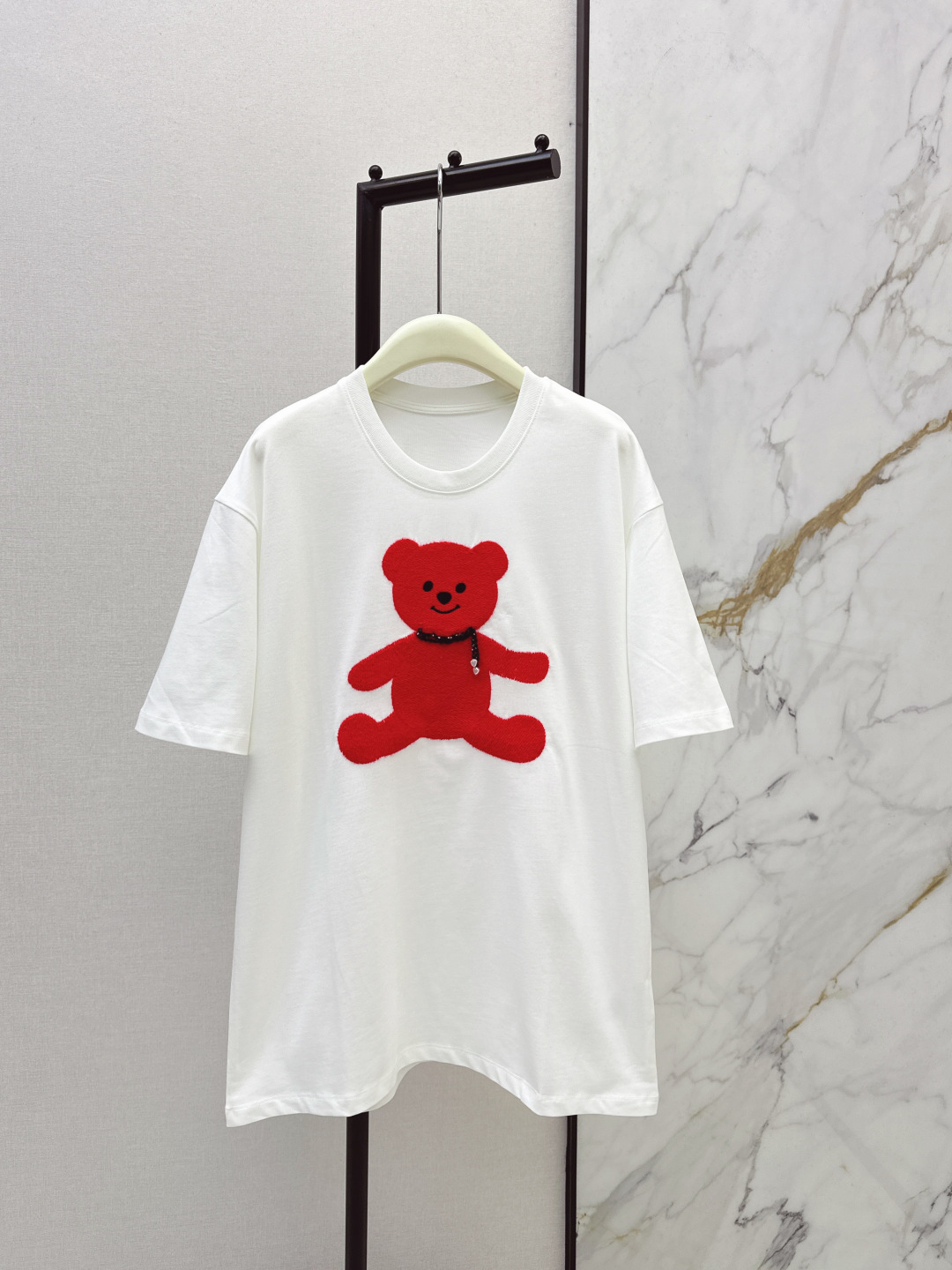 NO:709487,Fashionable design 26Ss - the latest plush bear loose silhouette T-shirt for early spring. A soft and versatile T-shirt with a great New Year atmosphere. The plush bear embroidery is three-dimensional and textured. It feels soft and super quality. The hand-stitched glass bead necklace at the neck is cute. The loose version is super friendly to all body types. It has a casual and lazy feeling. It can be worn alone or layered to create a Korean atmosphere.  Three colors ready for sale sml,,tees,t-shirt,necklace,19860909时髦设计 26Ss———早春最新款毛绒小熊宽松廓形T恤超巨新年氛围感的一款软萌百搭T 毛绒的小熊刺绣立体有质感 摸起来软乎乎的超显品质 脖颈处手工缝玻璃珠项链可可爱爱 宽松版型对各种身材都超友好 随性慵懒感拉满 单穿叠穿都能穿出韩系氛围感 三色现货发售sml,,tees，t-shirt,necklace,,Women's clothing