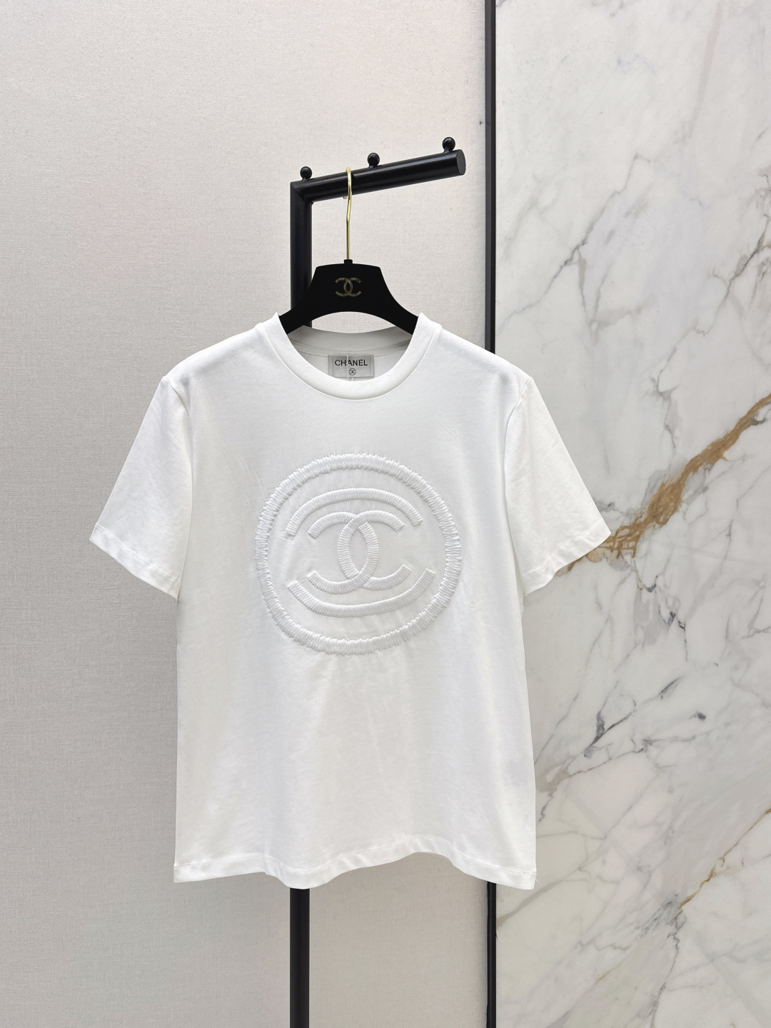 NO:709478,C Family 26Ss————The latest T-shirt with letter pattern printing in early spring. It is very dense and feels super good. It is really a hard-working one. The details are perfect. The regular version is not picky at all. It is simple and generous. It instantly enhances your temperament. Two colors are available in stock, sml, chanel, tees, t-shirt,19860909C家 26Ss————早春最新款字母图案印花T恤 密度很高手感超好 真的费劲心血的一款 细节完美 常规版型 上身完全不挑人简单大方 瞬间提升气质 两色现货发售sml,,chanel,tees，t-shirt,,Women's clothing