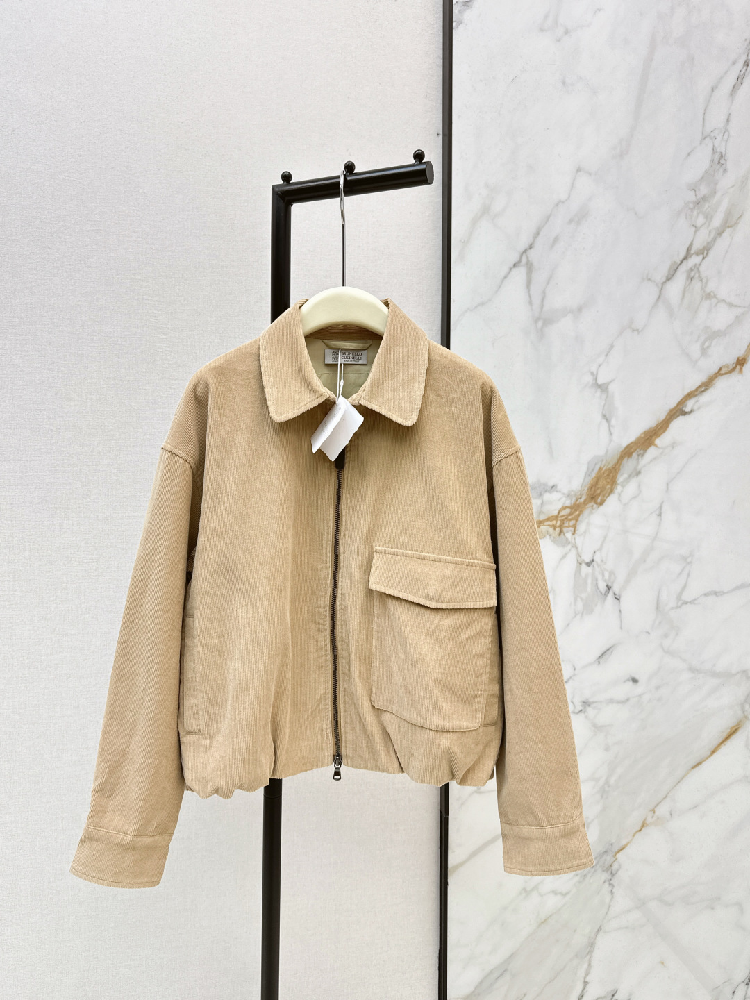 NO:709466,Italian high-luxury minimalism Bc 26Ss————The latest corduroy casual jacket in early spring has an elastic drawstring design at the hem. The short and loose version is not unflattering. The neatly cut upper body makes you slim and tall. Highly recommended as a classic and versatile item. The imported corduroy fabric has a soft and delicate texture and is awesome. One color ready for sale sml,,jackets & coats,jackets & coats,19860909意式高奢极简主义 Bc 26Ss————早春最新款灯芯绒休闲夹克外套下摆松紧抽绳设计 短款宽松版型不挑人 利落剪裁上身显瘦又高挑 强烈推荐经典百搭单品 进口灯芯绒面料柔软细腻质感超赞 一色现货发售sml,,jackets & coats,jackets & coats,,Women's clothing