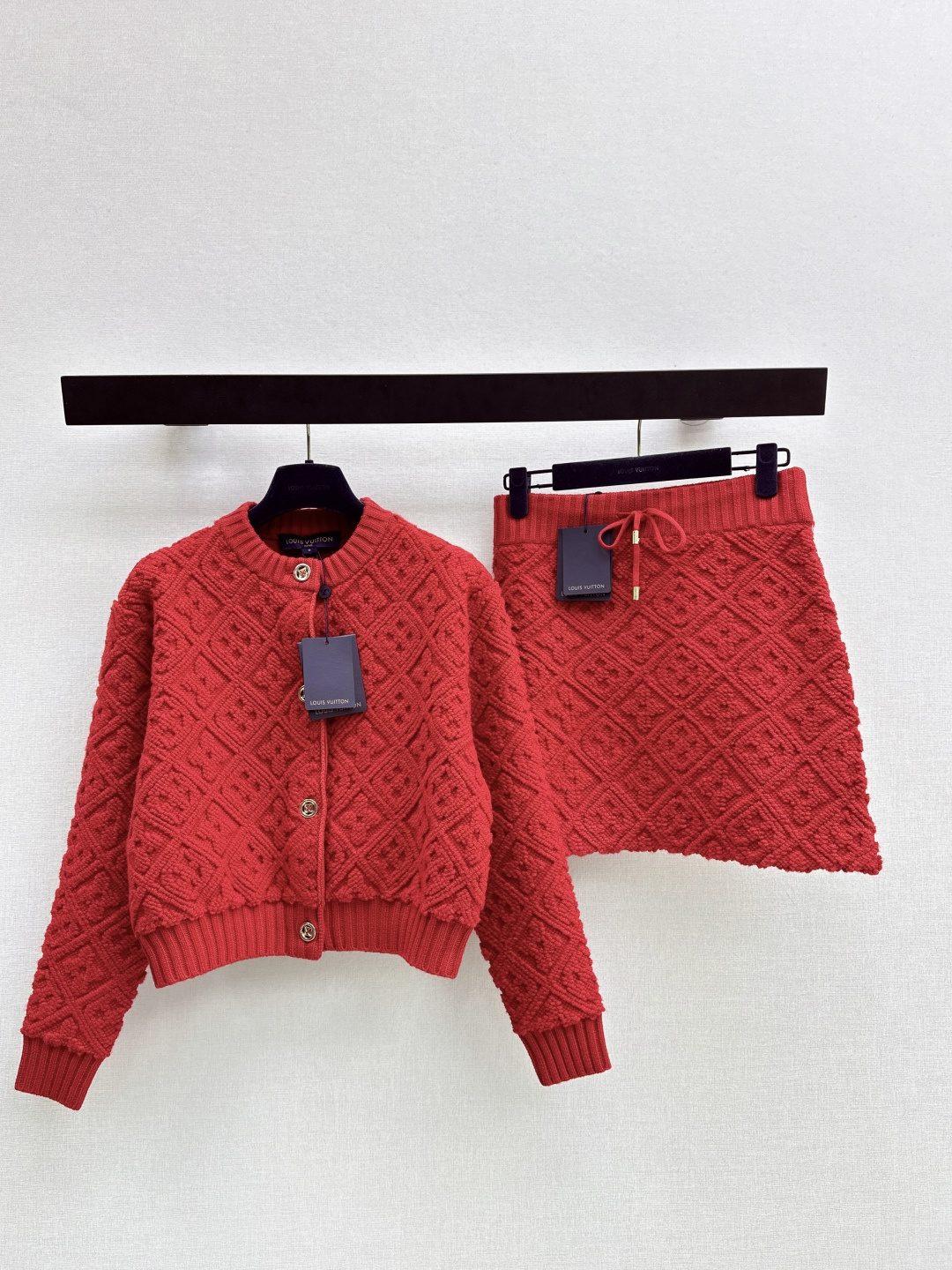 NO:709460,L family 26Ss————Early spring’s latest New Year’s limited edition red super atmospheric MONOGRAM jacquard cashmere jacket short round neck metal buckle design is beautiful on the upper body. Sweet and salty girl temperament. The quality of imported wool cashmere yarn is excellent. The Swiss machine-positioned three-dimensional knitting pattern is super beautiful. White and rich beauty must buy luxury high-end items. One color ready for sale sml,, louis vuitton, jackets & coats,19860909L家 26Ss————早春最新款新年限定红超有氛围感的MONOGRAM提花羊绒外套短款圆领金属扣设计上身绝美 可甜可盐气质少女 进口羊毛羊绒纱线质量超赞 瑞士机定位立体编织图案超美 白富美必入 奢华高级单品 一色现货发售sml,,louis vuitton,jackets & coats,,Women's clothing