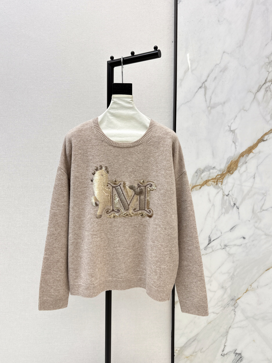 NO:709457,Long-termism and high-intellectual wear Max 26Ss————The latest round-neck pullover sweater from the limited series of the Year of the Horse in early spring is available soon. Bead embroidery and hot-drilling technology are available. Look for our quality. The imported wool and cashmere yarn is soft and delicate to the touch. I love the gentle and elegant color system. The classic version is lazy and casual. It is versatile and not picky. White and beautiful must-have fashionable high-end items. Three colors are available for sale sml,,sweaters,19860909长期主义高智感穿搭 Max 26Ss————早春最新款马年限定系列圆领套头毛衣马上有钱珠片刺绣烫钻工艺 认准我家品质 进口羊毛羊绒纱线软糯细腻的手感超赞 大爱温柔优雅的色系 经典版型慵懒风随性大气 百搭不挑人 白富美必备时髦高级单品 三色现货发售sml,,sweaters,,Women's clothing