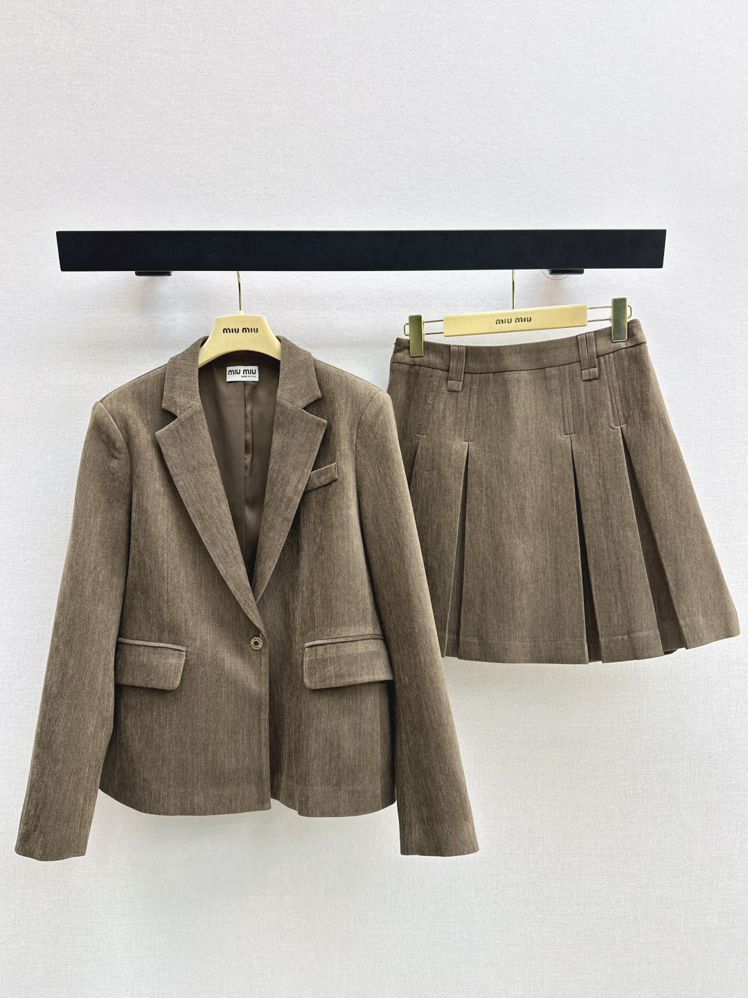 NO:709834,Miu 26Ss —————The latest age-reducing suit in early spring, single-breasted lapel suit jacket + pleated skirt. Classic and stylish. It has its own aura. The texture of the fabric is very nice. It is fashionable and high-end. The color is super positive. The upper body is white and slim. It has a cool and handsome series. The upper body is full of aura when walking. The length is just right and easy to control. One set. One color ready for sale sml,, miumiu, skirts, jackets & coats,19860909Miu 26Ss —————早春最新款减龄套装单排扣翻领西服外套+压褶半裙 经典又有型 自带气场 面料质感很奈斯 时髦又高级 颜色超级正 上身显白又显瘦 自带酷帅感的系列 走路都带风上身气场全开 长度恰到好处 轻松驾驭 一套出 一色现货发售sml,,miumiu,skirts,jackets & coats,,Women's clothing