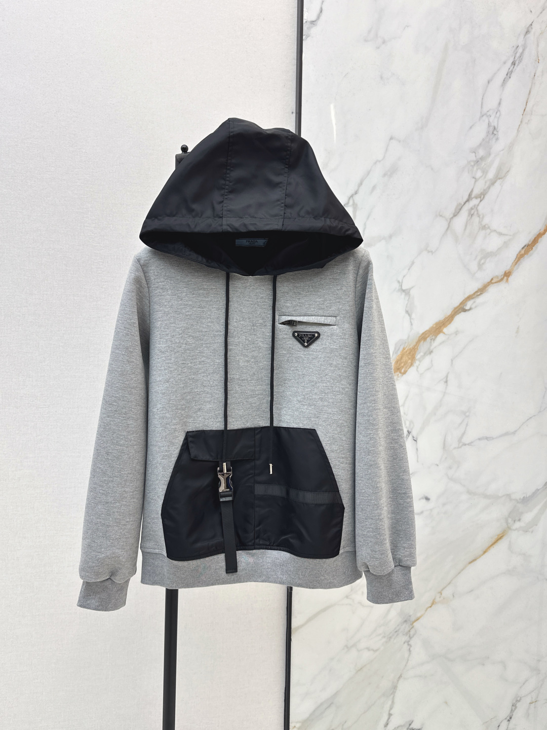 NO:709831,PD 26Ss - the latest handsome and functional style contrasting logo drawstring hooded sweatshirt in early spring. Customized imported materials. The high-end hooded drawstring sweatshirt style is visible to the naked eye. The gray model with contrasting black splicing pockets has an eye-catching and stylish design. The black model is simple and cool. The triangle logo details highlight the brand recognition. The soft fabric is skin-friendly and comfortable. The pockets are matched with metal buckles to add functional ingenuity. The loose hooded version is not flattering to the body shape. Wear it alone for a casual street casual style.  Two colors ready for sale sml,,hoodie,sweatshirts,hats,19860909PD 26Ss————早春最新款帅气机能风撞色徽标抽绳连帽卫衣定制进口材质肉眼可见的高级 连帽抽绳卫衣版型 灰色款撞黑拼接口袋设计吸睛洋气 黑色款简约更显酷感 三角标徽细节彰显品牌辨识度 柔软的面料亲肤又舒适 口袋搭配金属扣具增添机能巧思 宽松的连帽版型不挑身形 单穿是随性的街头休闲风 两色现货发售sml,,hoodie,sweatshirts,hats,,Women's clothing