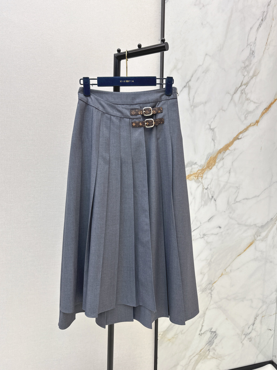 NO:709825,L's 26Ss————Early spring's latest one-piece mid-length pleated skirt, imported material, glossy texture, draped and stylish, one-piece pleated skirt cut, gray model is gentle and intellectual, black model is cool and atmospheric, one-piece front block at the waist creates a double pleated skirt of uneven lengths, presbyopic belt buckle decoration at the waist instantly enhances the look and feel, the detailed design of the metal buckle is exquisite, two-color ready-made sml,, louis vuitton, skirts,19860909L家 26Ss————早春最新款一片式中长款压褶半裙进口材质质感光泽 垂顺有型 一片式压褶半裙剪裁 灰色款温柔知性 黑色款酷飒大气 腰间一片式前挡打造长短不齐的双重压褶裙摆 腰间老花皮带扣装饰瞬间拉高造型质感 金属扣具的细节设计尽显精致 两色现货发售sml,,louis vuitton,skirts,,Women's clothing