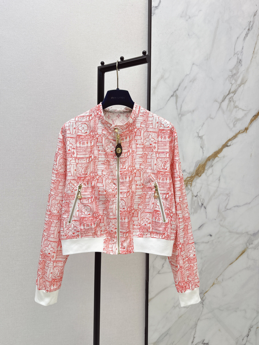 NO:709821,L's 26Ss - the latest reversible jacket in early spring. Colorful totems + classic colored presbyopia. Baseball jacket style. The upper body is handsome and fashionable. Customized hardware accessories. High-end series. Very high-end imported high-density texture. The upper body is very sassy. One color ready for sale sml,, louis vuitton, jackets & coats, jackets & coats,19860909L家 26Ss———早春最新款双面可穿夹克外套 彩色图腾+经典彩色老花的搭配棒球服夹克版型 上身帅气又时髦有型 开模定制的五金配件 高级系列款 非常高级的进口高密度质地 上身非常飒 一色现货发售sml,,louis vuitton,jackets & coats,jackets & coats,,Women's clothing