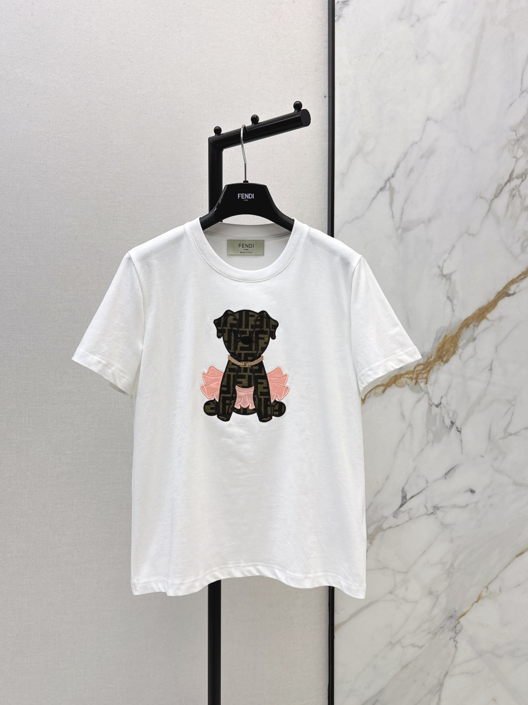 NO:709832,FD 26Ss - the latest heavy-duty patch embroidery presbyopia puppy T-shirt in early spring. It is cute and noble. The T-shirt has a high luxury texture. The cotton fabric is soft and breathable. The heavy-duty patch embroidery is so exciting. The loose short-sleeved version is casual and eye-catching. The cute atmosphere makes the basic T-shirt look high-end and light luxury. One color ready for sale sml,, T-shirt, tees, t-shirt,19860909FD 26Ss————早春最新款重工贴布刺绣老花小狗T恤又萌又显贵的T恤高奢质感 棉质面料软乎乎还透气 重工贴布刺绣太戳人了 宽松短袖版型随性又吸睛 萌趣氛围把基础T恤穿出高定轻奢感 一色现货发售sml,,T-shirt,tees，t-shirt,,Women's clothing