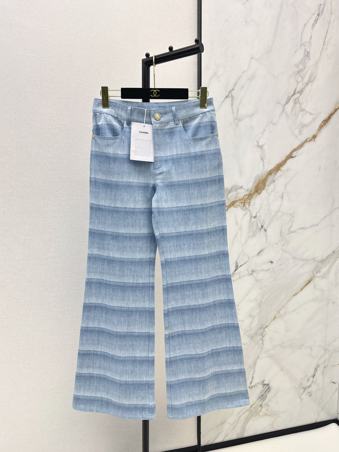 NO:709830,C Home 26Ss——Early spring’s latest style of laser-striped micro-flared denim trousers, custom-made twill cotton denim material, high-quality texture and stylish micro-flared trousers, whole-body enzyme wash and laser dyeing, showing horizontal stripes, dark and light blue overly clear, versatile and durable, L-engraved rhinestone double C letter logo placket for finishing touch, three-dimensional tailoring, can be worn to modify the leg shape, casually matched with tops, fashionable and fashionable, one color available for sale sml,,chanel,19860909C家 26Ss————早春最新款激光对条微喇牛仔长裤定制斜纹棉牛仔材质 质感高级穿搭有型 微喇长裤版型 通体酵素水洗以激光晕染 呈现出横向条纹 深浅蓝过度清晰 百搭耐看,l印刻水钻双C字母徽标襟扣点睛 立体剪裁 穿搭修饰腿型 随意搭配上装时髦洋气 一色现货发售sml,,chanel,,Women's clothing