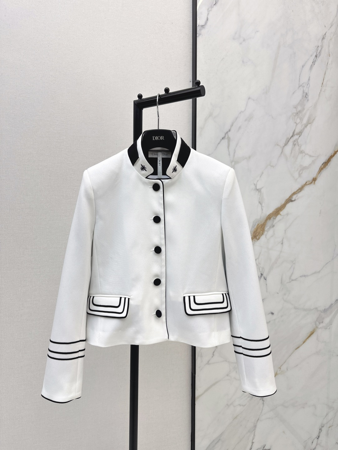 NO:709824,CD 26Ss - the latest embroidered bee stand-collar blazer for early spring. It adopts a slim and short cut to optimize body proportions to keep the suit shape three-dimensional and neat. It has a high-end texture. Polyester fiber improves the wrinkle resistance of the fabric and is not easy to deform for daily wear. The collar uses double-layer contrasting technology to superimpose the exquisite embroidery on the side of the collar to strengthen the recognition of retro elegance. The details highlight the craftsmanship and echo the retro elegance of the navy style. One color ready for sale smlxl,, jackets & coats, business  suit,19860909CD 26Ss————早春最新款刺绣小蜜蜂立领西装外套 采用修身微短款剪裁优化身材比例让西装版型保持立体利落 自带高级质感 聚酯纤维提升面料的抗皱性 日常穿着不易变形 领子采用双层撞色工艺叠加领侧的精致绣花 强化复古优雅的风格辨识度 通过细节凸显工艺质感呼应海军风的复古优雅 一色现货发售smlxl,,jackets & coats,business suit,,Women's clothing