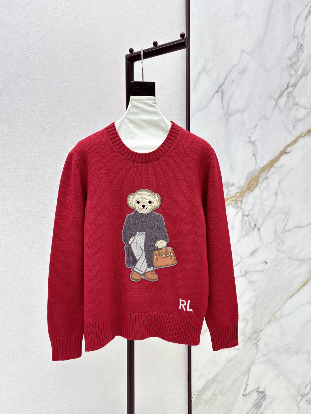 NO:709822,Exclusive New Year Red RL 26Ss - the latest early spring bear sweater wearing a gray coat. The yarn is 100% soft and waxy. The texture is incomparable. The intarsia bear three-dimensional embroidery process. The logo is woven with LP logo. It is a must-have for young girls with a fashionable temperament. Childlike and high-end retro casual style. The version is versatile and not picky. One color ready for sale sml, loro piana, sweaters,19860909独家限定新年红 RL 26Ss————早春最新款穿灰色大衣的小熊毛衣百分百羊毛纱线软软糯糯 质感无敌赞 嵌花小熊立体刺绣工艺 logo提织LP标志 减龄少女气质时髦精必入 童趣高级复古随性风 版型百搭不挑人 一色现货发售sml,,loro piana,sweaters,,Women's clothing