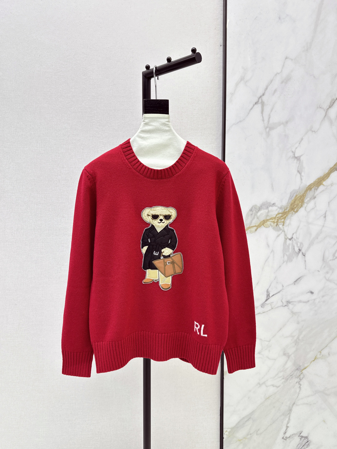 NO:709818,Exclusive New Year Red RL 26Ss - the latest bear sweater in early spring. The yarn is 100% soft and waxy. The texture is incomparable. The intarsia bear three-dimensional embroidery process. Logo weaving LP logo. A must-have for young girls with a fashionable temperament. Childlike and high-end retro casual style. The version is versatile and not picky. One color ready for sale sml, loro piana, sweaters,19860909独家限定新年红 RL 26Ss————早春最新款穿大衣的小熊毛衣百分百羊毛纱线软软糯糯 质感无敌赞 嵌花小熊立体刺绣工艺 logo提织LP标志 减龄少女气质时髦精必入 童趣高级复古随性风 版型百搭不挑人 一色现货发售sml,,loro piana,sweaters,,Women's clothing