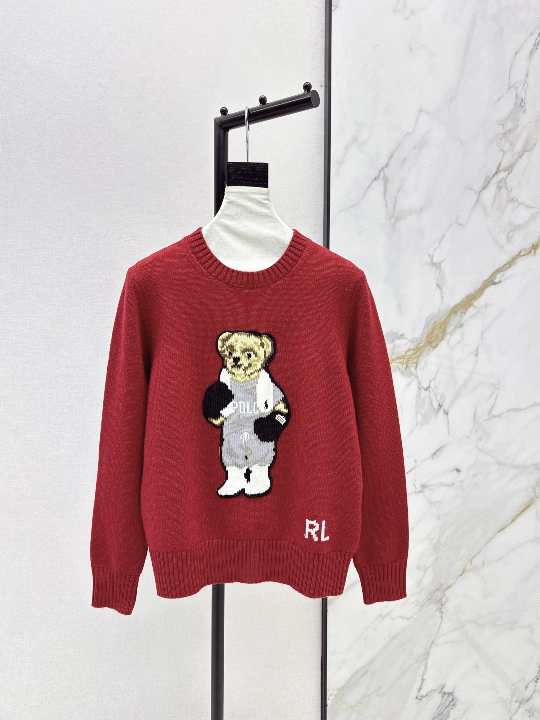 NO:709816,Exclusive New Year Red RL 26Ss - the latest bear sweater for casual suits in early spring. The yarn is 100% soft and waxy. The texture is incomparable. Intarsia bear three-dimensional embroidery technology. Logo weaving LP logo. A must-have for young girls with a fashionable temperament. Childlike and high-end retro casual style. The version is versatile and not picky. One color ready for sale sml, loro piana, sweaters,19860909独家限定新年红 RL 26Ss————早春最新款穿休闲套装的小熊毛衣百分百羊毛纱线软软糯糯 质感无敌赞 嵌花小熊立体刺绣工艺 logo提织LP标志 减龄少女气质时髦精必入 童趣高级复古随性风 版型百搭不挑人 一色现货发售sml,,loro piana,sweaters,,Women's clothing