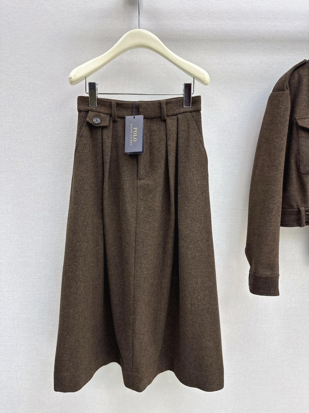 NO:709813,Exclusive model ~ RL 26Ss - the latest new wool suit in early spring, short lapel jacket + high-waisted culottes. Customized wool fabric developed by yb. High quality and super high-end ~ ~ Just the right sense of fashion and easy to wear. The whole is fashionable and stylish. Full of aura. Simple and neat without losing the sense of high-end. The whole body can also make you look taller. It lengthens the proportion of the legs. It is practical and full of style. It can be matched with each other separately. Developed in one color.  Ready for sale sml,,skirts,jackets & coats,19860909独家款～ RL 26Ss———早春最新款新款羊毛套装小短款翻领外套+高腰裙裤 yb开发定制羊毛面料 质感上乘超高级～～ 恰到好处的时髦感太好穿了 整体就是时髦有型 气场全开 简约利落不失高级感 整体也能显得人很高 拉长双腿比例 实用又造型感十足 分开搭配一样百搭 一色分开发 现货发售sml,,skirts,jackets & coats,,Women's clothing