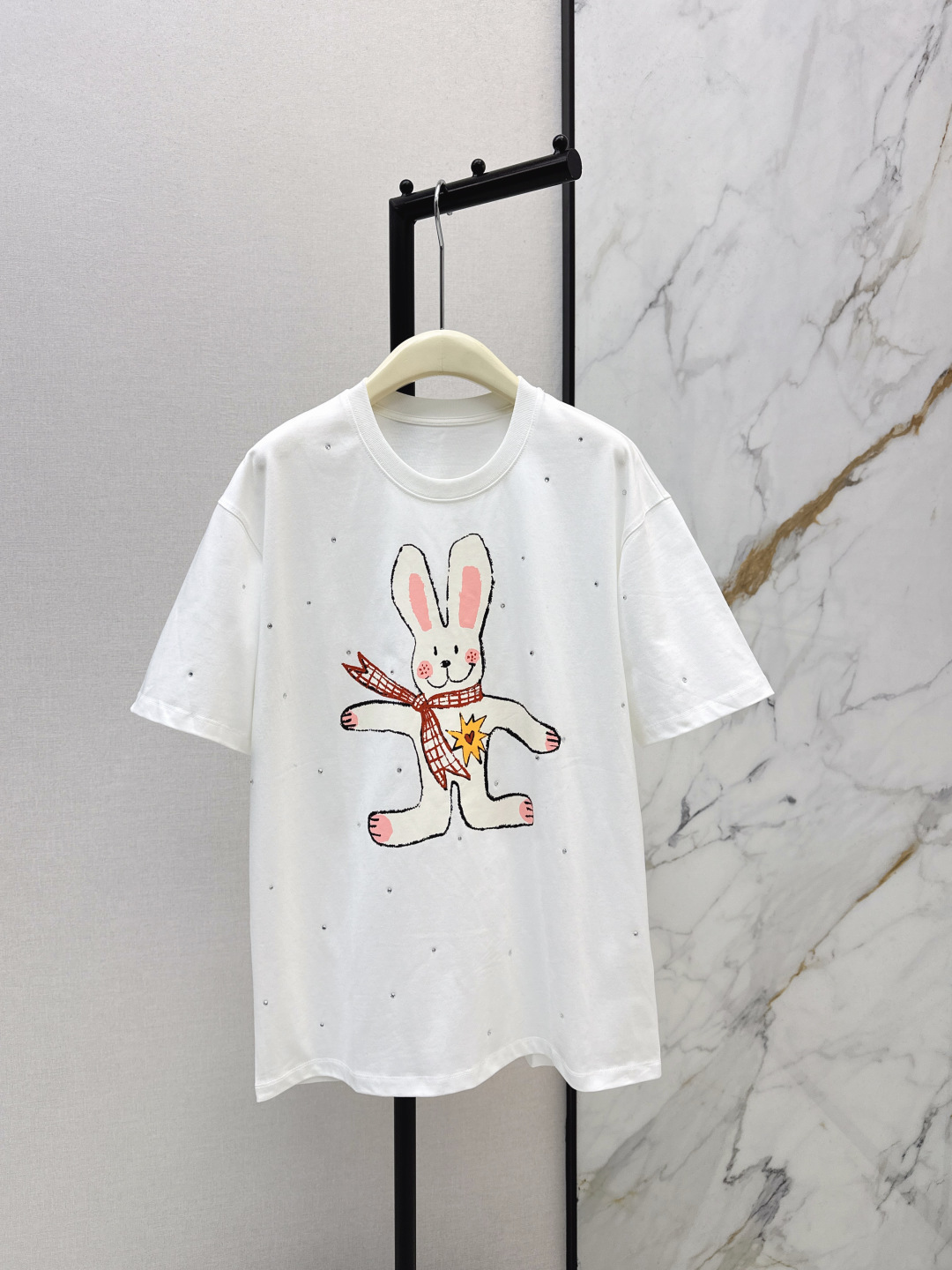 NO:710336,Fashionable design 26Ss——Early spring’s latest American retro cartoon print round neck cotton short-sleeved T-shirt with age-reducing childlike fun and retro + refined texture. The cotton fabric is soft and cloud-like, breathable and comfortable when worn close to the body. The American cartoon print comes with a retro filter. The hot-drilled details have a blingbling visual effect in the light. The round-neck version is not unflattering and makes your face look small. Wear it alone for a vibrant American girly style. Wear it layered under a shirt or sweater to instantly add layering.  Two colors ready for sale sml, shirts, T-shirt, tees, t-shirt,19860909时髦设计 26Ss————早春最新款美式复古卡通印花烫钻圆领棉质短袖T恤减龄童趣复古+精致质感 棉质面料软乎乎像云朵 贴身穿透气又舒服 美式卡通印花自带复古滤镜 烫钻细节在光下blingbling的视觉效果 圆领版型不挑人还显脸小 单穿是活力满满的美式少女风 叠穿在衬衫或针织衫里瞬间层次感拉满 两色现货发售sml,,shirts,T-shirt,tees，t-shirt,,Women's clothing